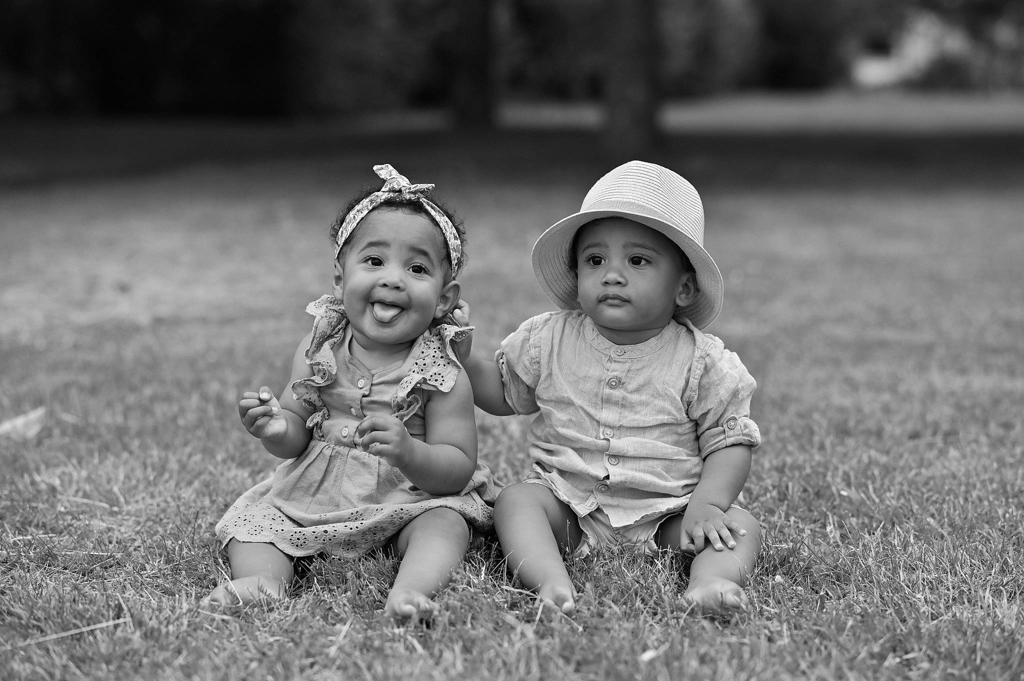 Malia a rejoint le concours — aidez-le/la à gagner de superbes lots ! baby, black_and_white, child, flash_photography, grass, grass_family, grassland, happy, headwear, lawn, meadow, monochrome, monochrome_photography, people, people_in_nature, person, plant, playing_with_kids, skin, smile