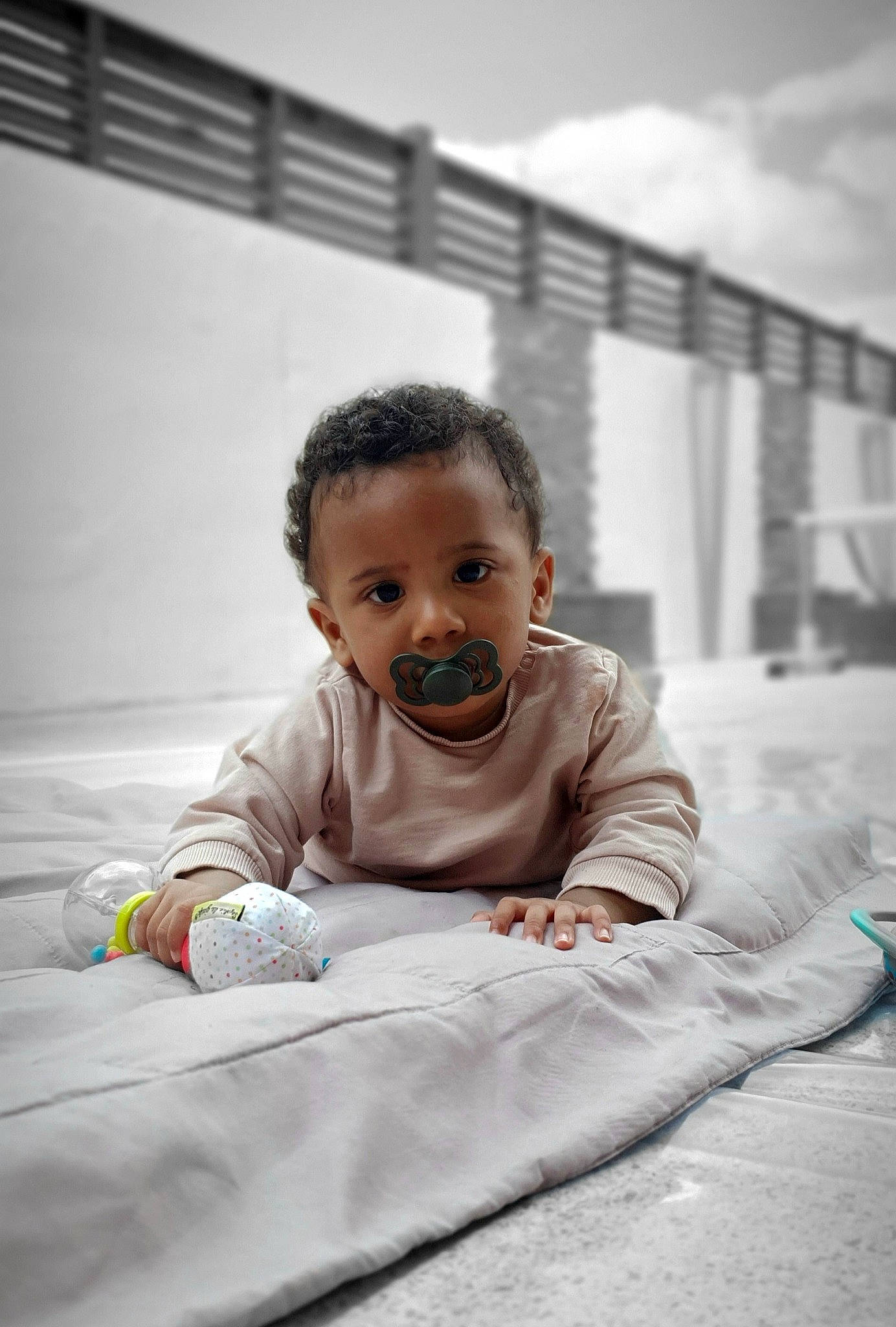 Marley participe au concours pour gagner de l'argent avec cette photo : asphalt, baby, child, comfort, crawling, flash_photography, floor, flooring, fun, grass, grey, happy, human_body, monochrome, monochrome_photography, person, portrait_photography, room, sitting, toddler