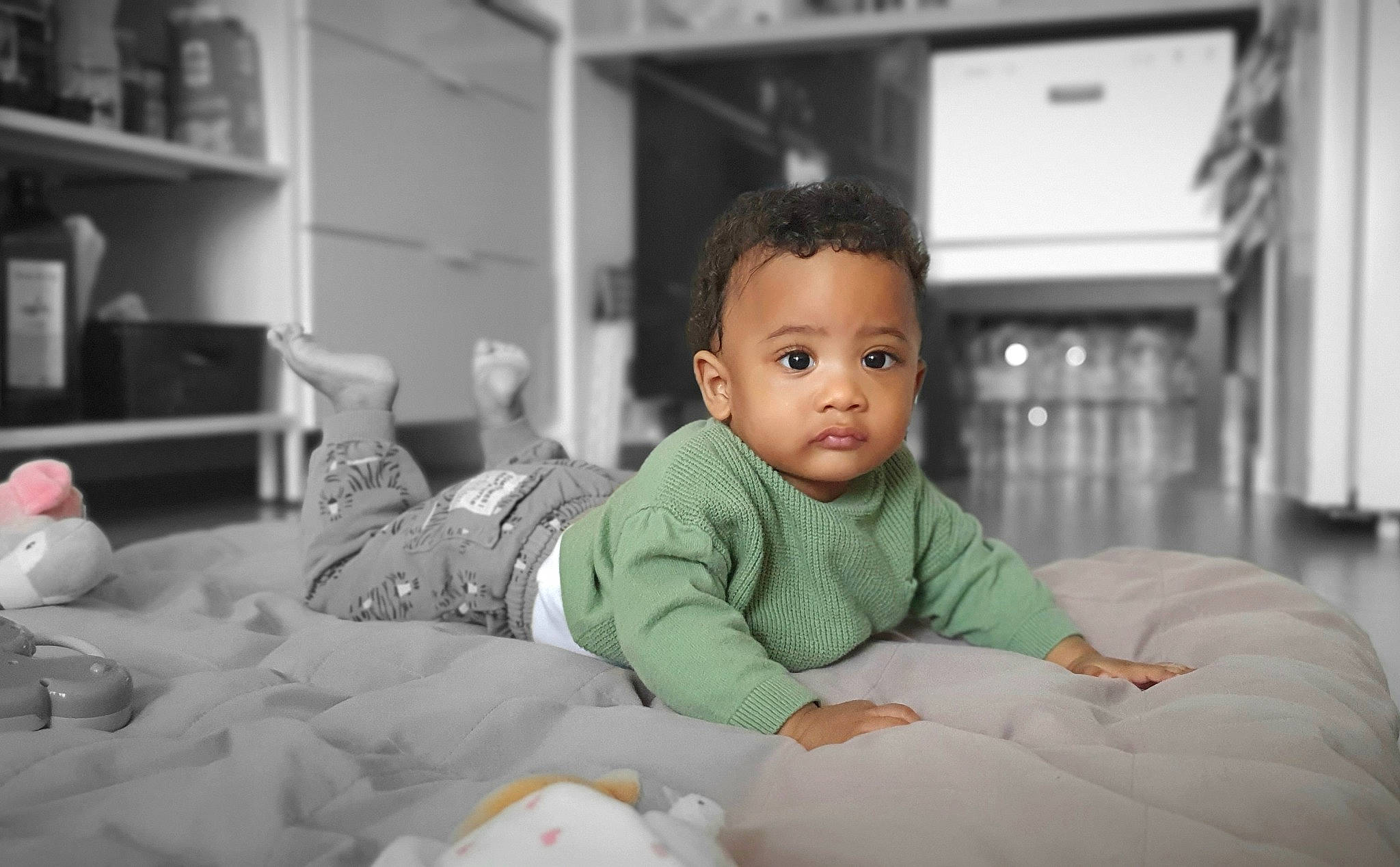 Marley a rejoint le concours — aidez-le/la à gagner de superbes lots ! baby, baby_toddler_clothing, bookcase, cheek, child, comfort, eye, flash_photography, flooring, fun, happy, linens, monochrome, monochrome_photography, person, portrait_photography, room, shelf, sitting, sleeve