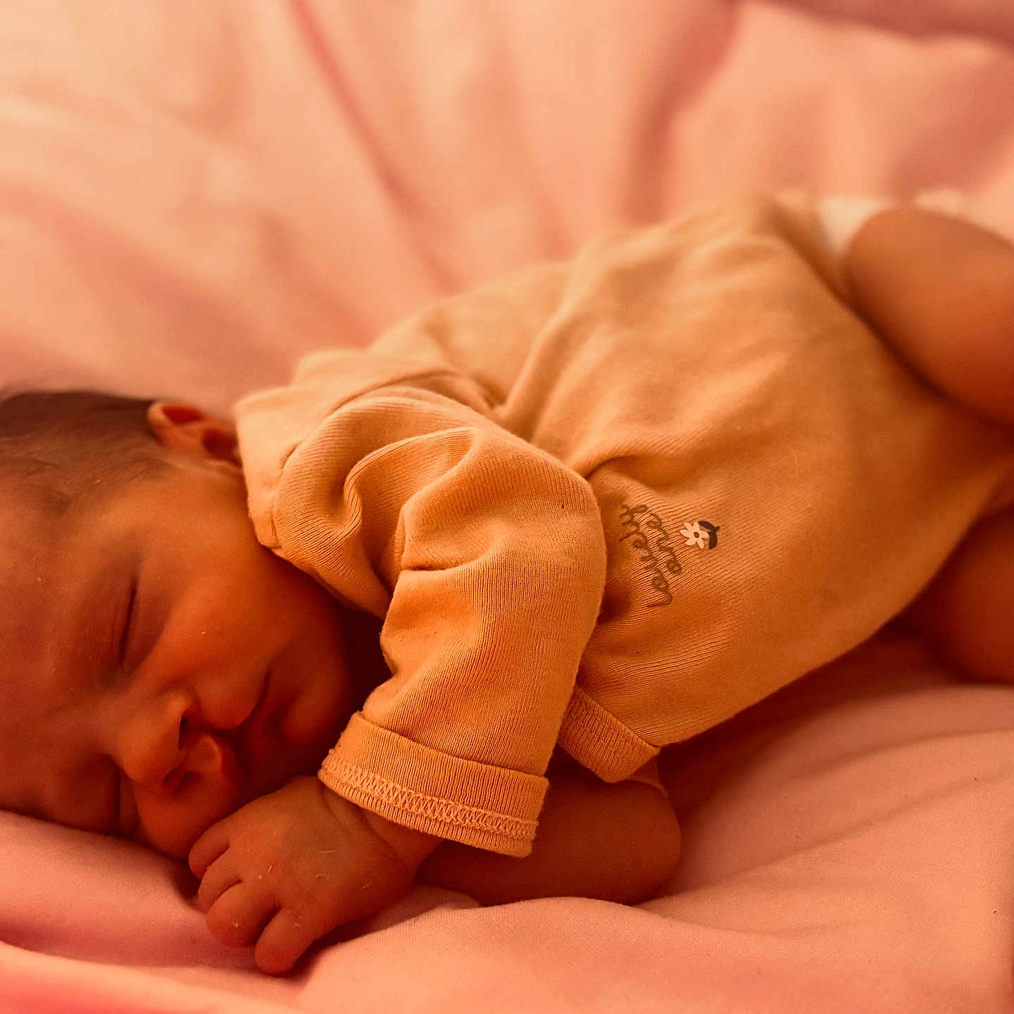 Mahalya a rejoint le concours — aidez-le/la à gagner de superbes lots ! baby, bed, blanket, child, closeup, cozy, cute, face, hand, human, infant, newborn, onesie, peaceful, portrait, resting, skin, sleeping, soft, warm