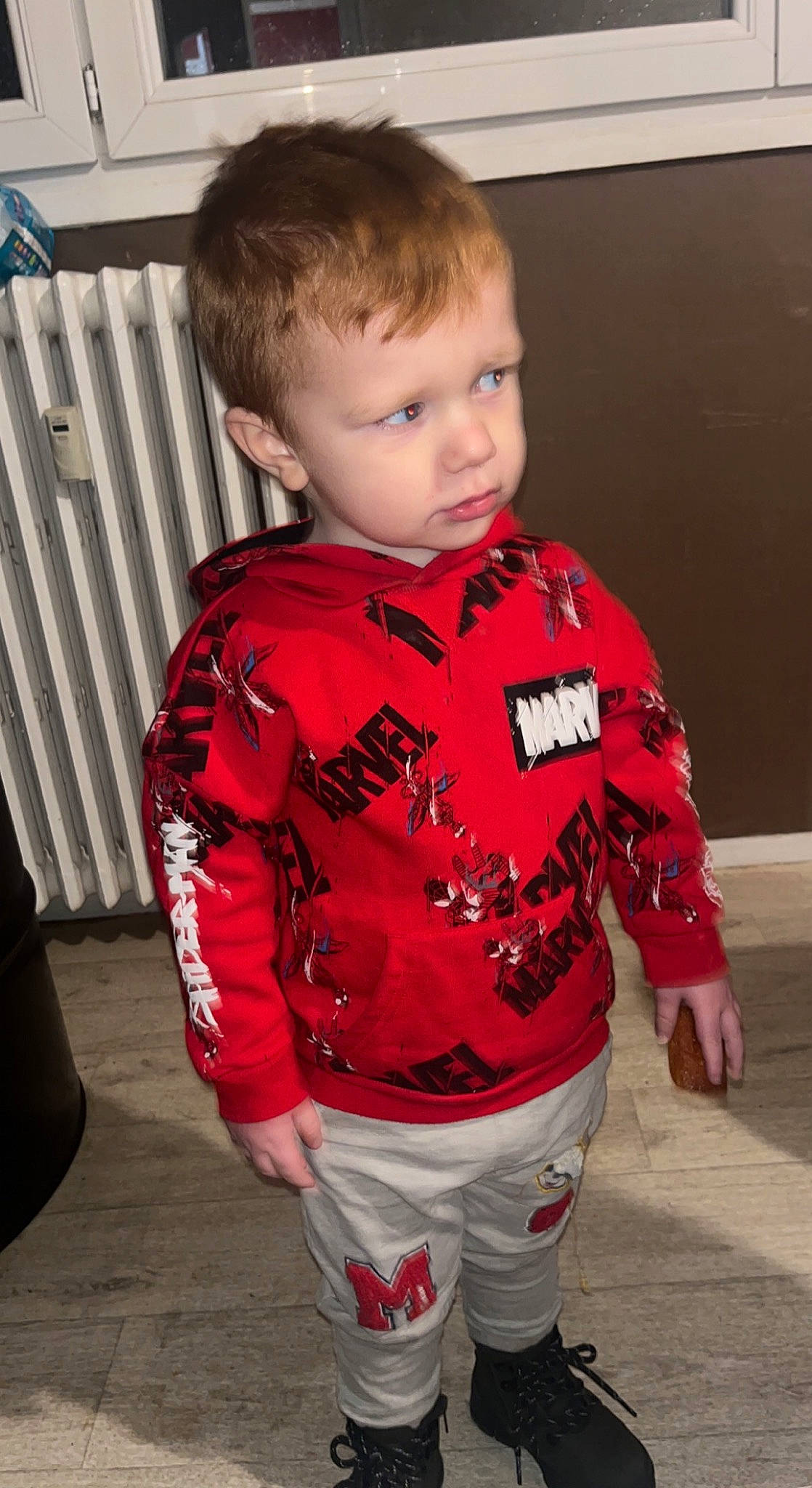 Eyden participe au concours pour gagner de l'argent avec cette photo : baby_toddler_clothing, cheek, child, eye, flooring, fun, fur, happy, human_body, long_sleeved_t_shirt, neck, pattern, person, shoulder, sitting, sleeve, sportswear, t_shirt, toddler, top