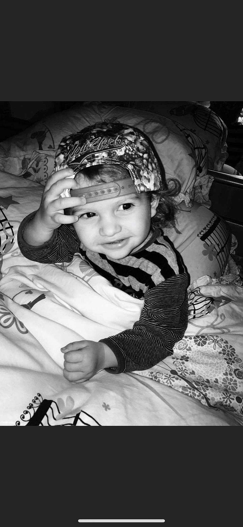 Ruben participe au concours pour gagner de l'argent avec cette photo : autograph, baby, baby_toddler_clothing, child, cool, costume_accessory, hand, headwear, person, portrait_photography, toddler