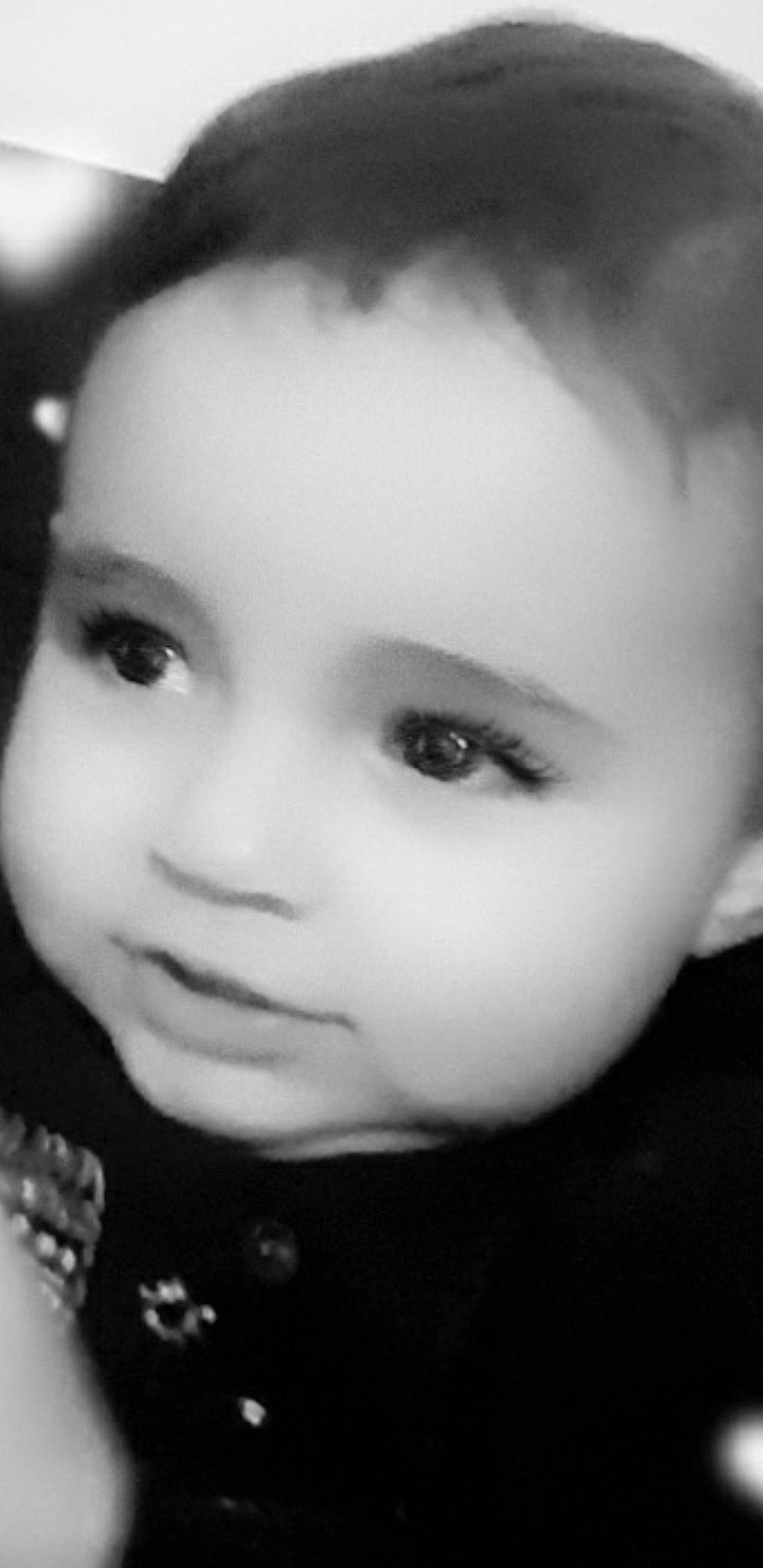 Sohan participe au concours pour gagner de l'argent avec cette photo : black_and_white, cheek, chin, eye, eyebrow, eyelash, facial_expression, flash_photography, forehead, hairstyle, happy, human_body, iris, jaw, lip, mouth, nose, person, skin, smile