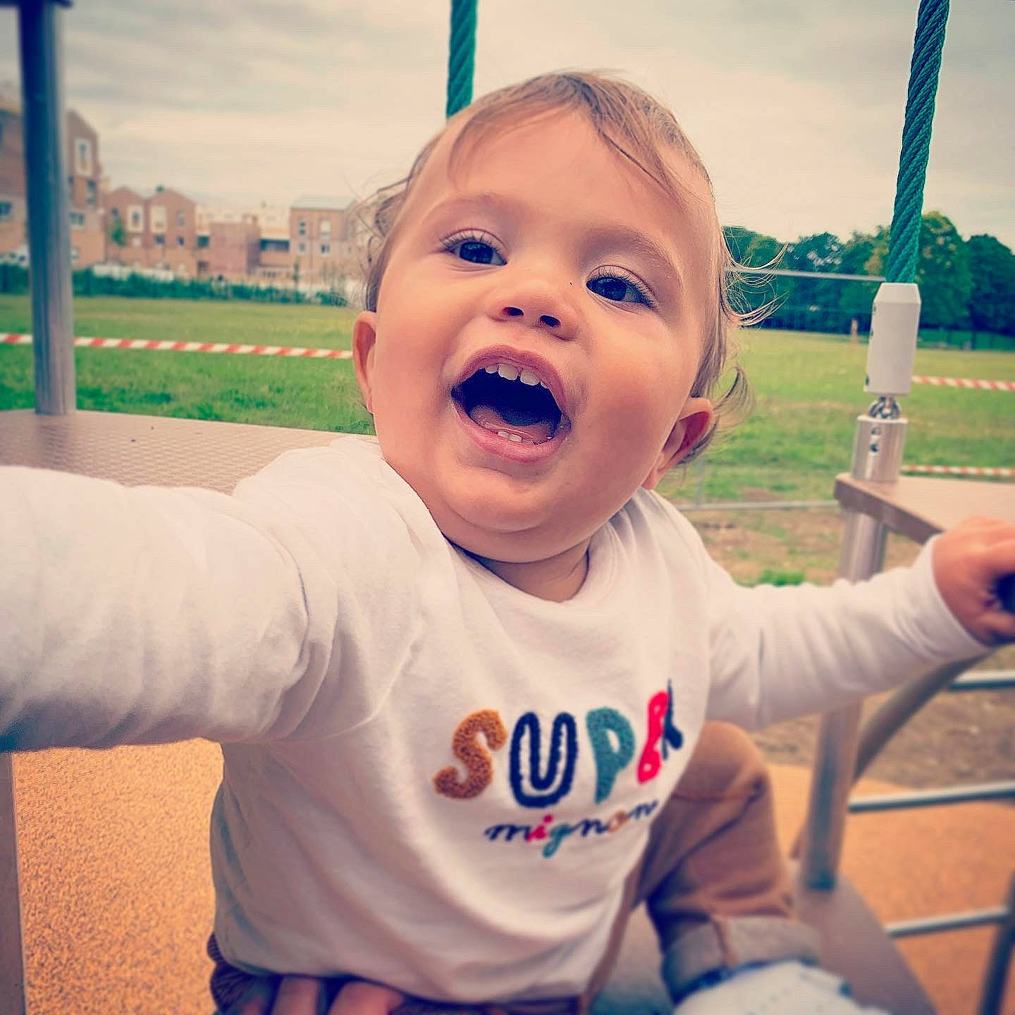 Jayden participe au concours pour gagner de l'argent avec cette photo : cheek, chin, cloud, eye, face, facial_expression, gesture, hand, happy, human, lip, mouth, nose, organ, person, skin, sky, sleeve, smile, standing