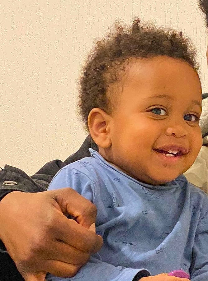 Axel a rejoint le concours — aidez-le/la à gagner de superbes lots ! arm, cheek, chin, eye, face, finger, forehead, gesture, hairstyle, hand, happy, head, human_body, iris, joy, lip, mouth, nose, person, skin