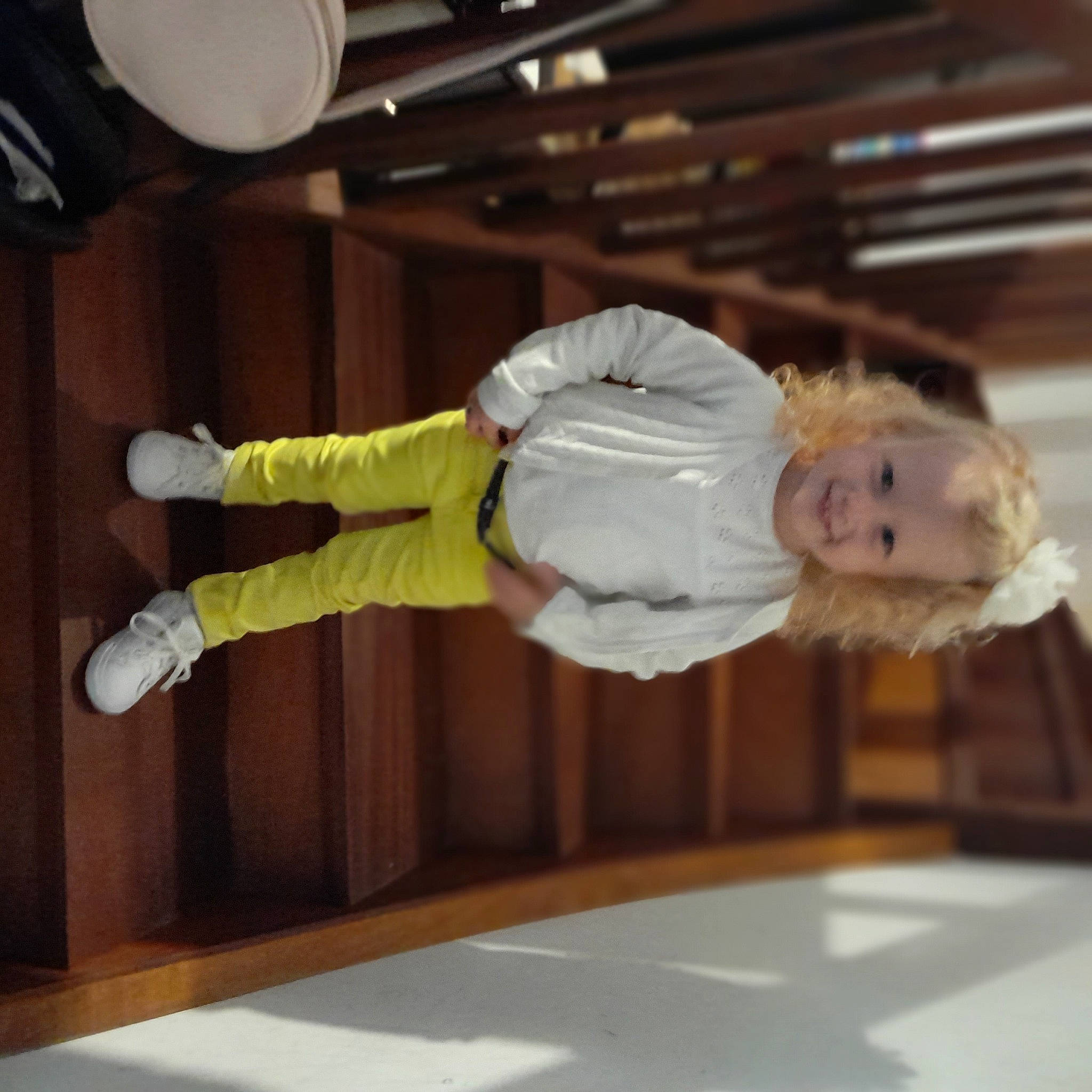 Cléophée a rejoint le concours — aidez-le/la à gagner de superbes lots ! baby, baby_products, baby_safety, baby_toddler_clothing, ceiling, child, comfort, flooring, fun, hardwood, human_leg, joy, knee, leisure, person, room, sock, sportswear, thigh, toddler