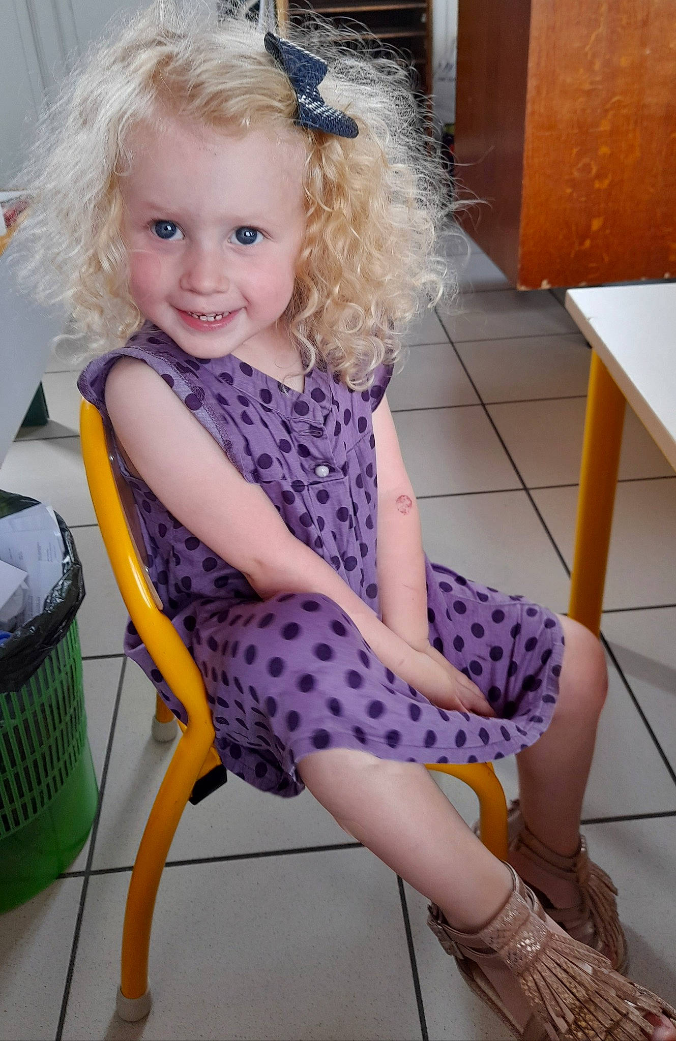 Cléophée participe au concours pour gagner de l'argent avec cette photo : arm, baby_toddler_clothing, chair, furniture, hairstyle, happy, joint, joy, knee, leg, person, pink, purple, skin, smile, sock, standing, table, thigh, toddler