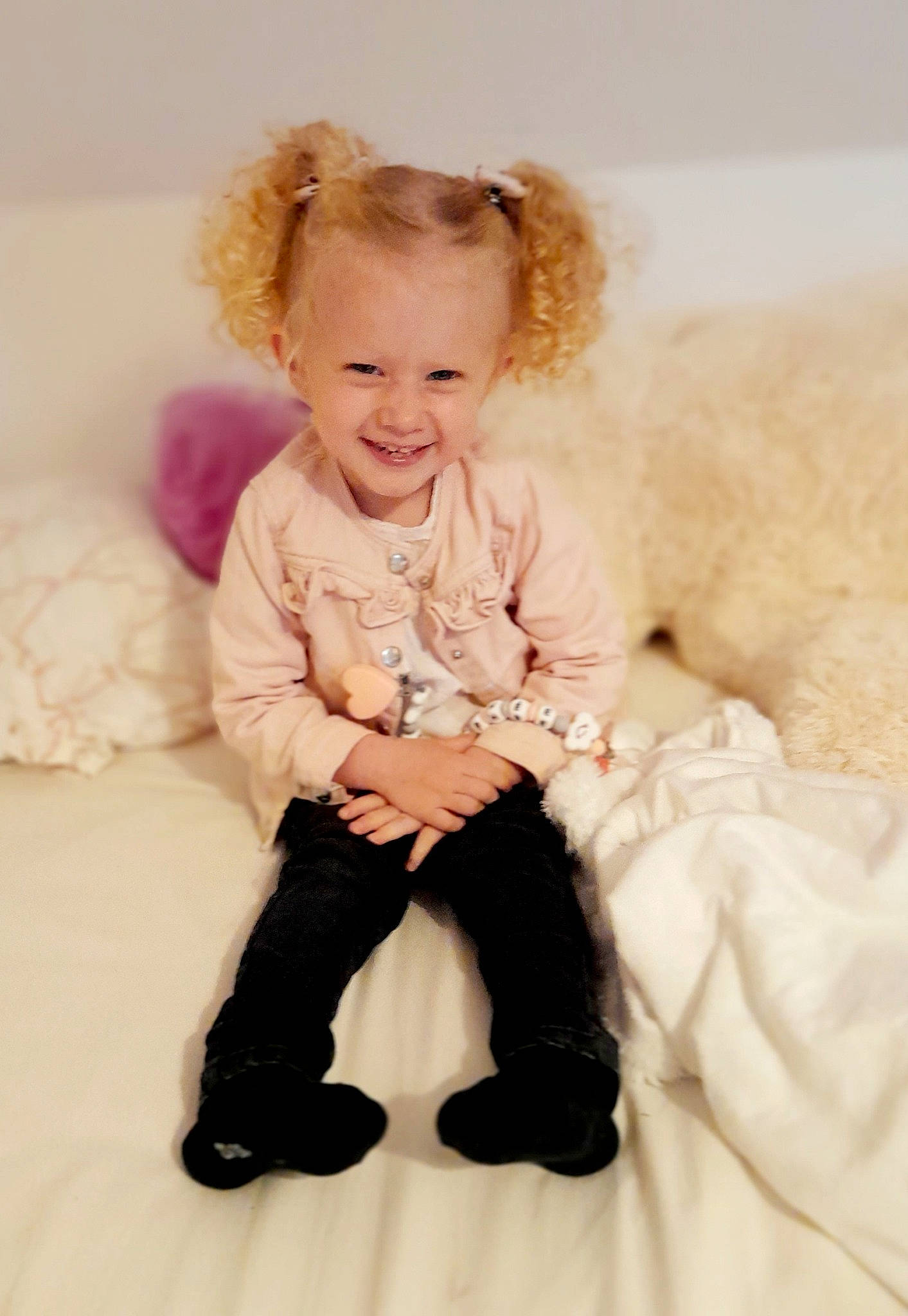 Cléophée a rejoint le concours — aidez-le/la à gagner de superbes lots ! baby, baby_toddler_clothing, brown_hair, cheek, child, comfort, dress, flash_photography, hair, happy, iris, joy, knee, outerwear, person, pink, sitting, skin, sleeve, smile