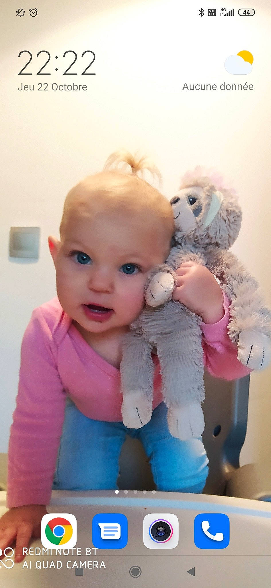 Naïla participe au concours pour gagner de l'argent avec cette photo : baby, baby_grabbing_for_something, baby_products, baby_toddler_clothing, baby_toys, blond, finger, person, pink, plush, stuffed_toy, teddy_bear, toy