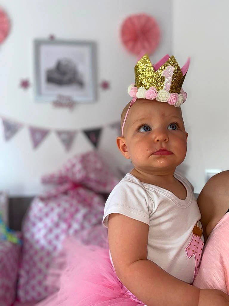 Naïla a rejoint le concours — aidez-le/la à gagner de superbes lots ! active_tank, baby, baby_toddler_clothing, child, child_model, costume, costume_accessory, costume_hat, crown, day_dress, hair_accessory, headband, headgear, headpiece, magenta, party_supply, person, picture_frame, pink, tiara