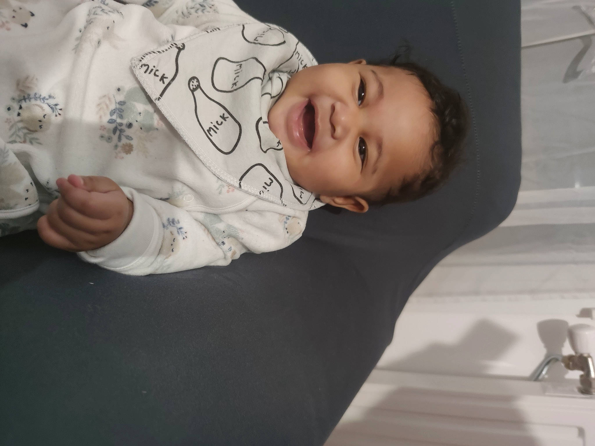 Kheïcy participe au concours pour gagner de l'argent avec cette photo : arm, baby, baby_toddler_clothing, cheek, child, comfort, elbow, eye, face, facial_expression, fun, hand, happy, head, mouth, nose, person, skin, sleeve, smile
