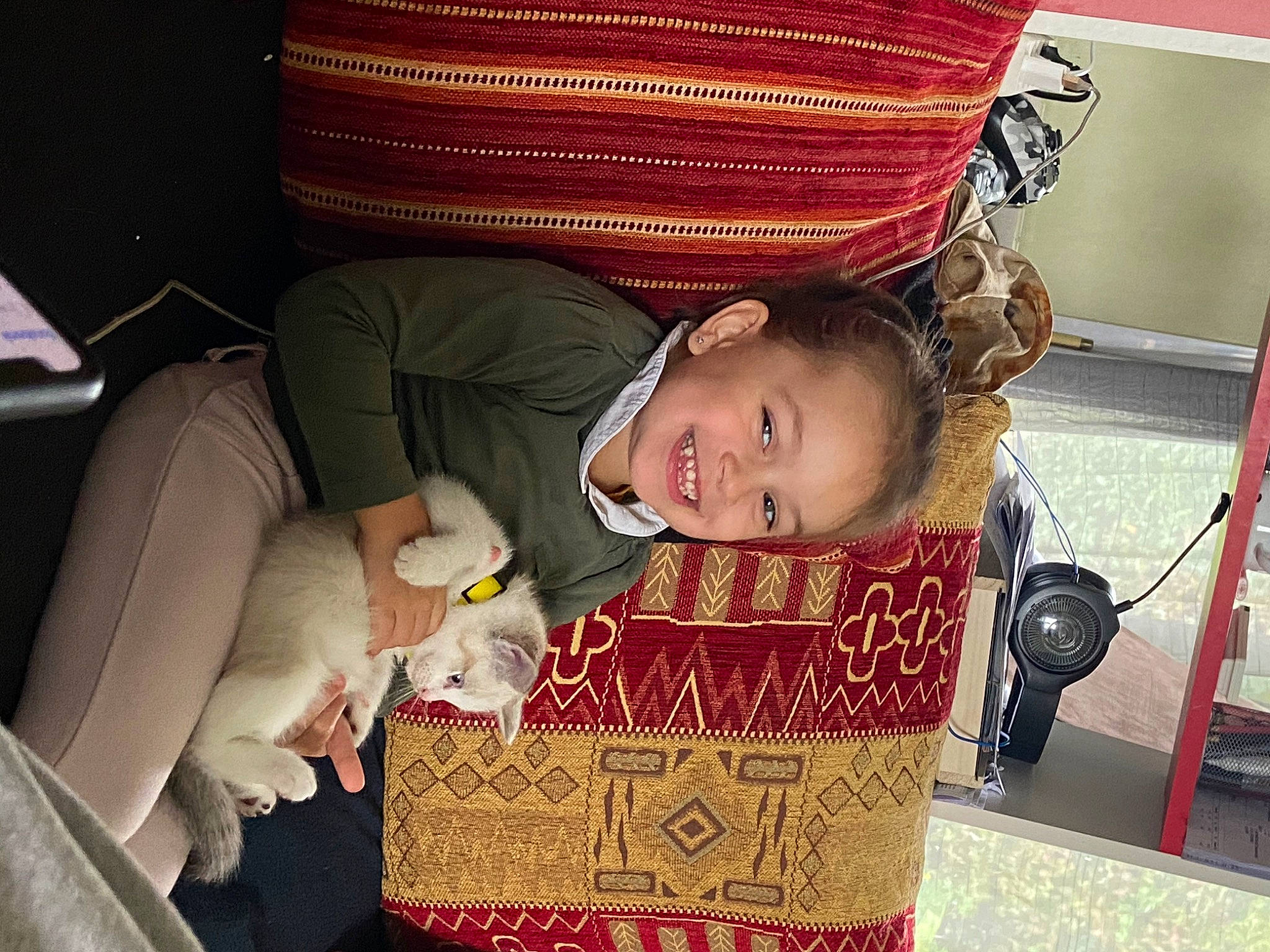 Emy a rejoint le concours — aidez-le/la à gagner de superbes lots ! baby_products, bag, basket, car_seat, child, comfort, couch, fun, happy, joy, lap, laugh, mammal, person, product, room, sitting, smile, textile, toddler