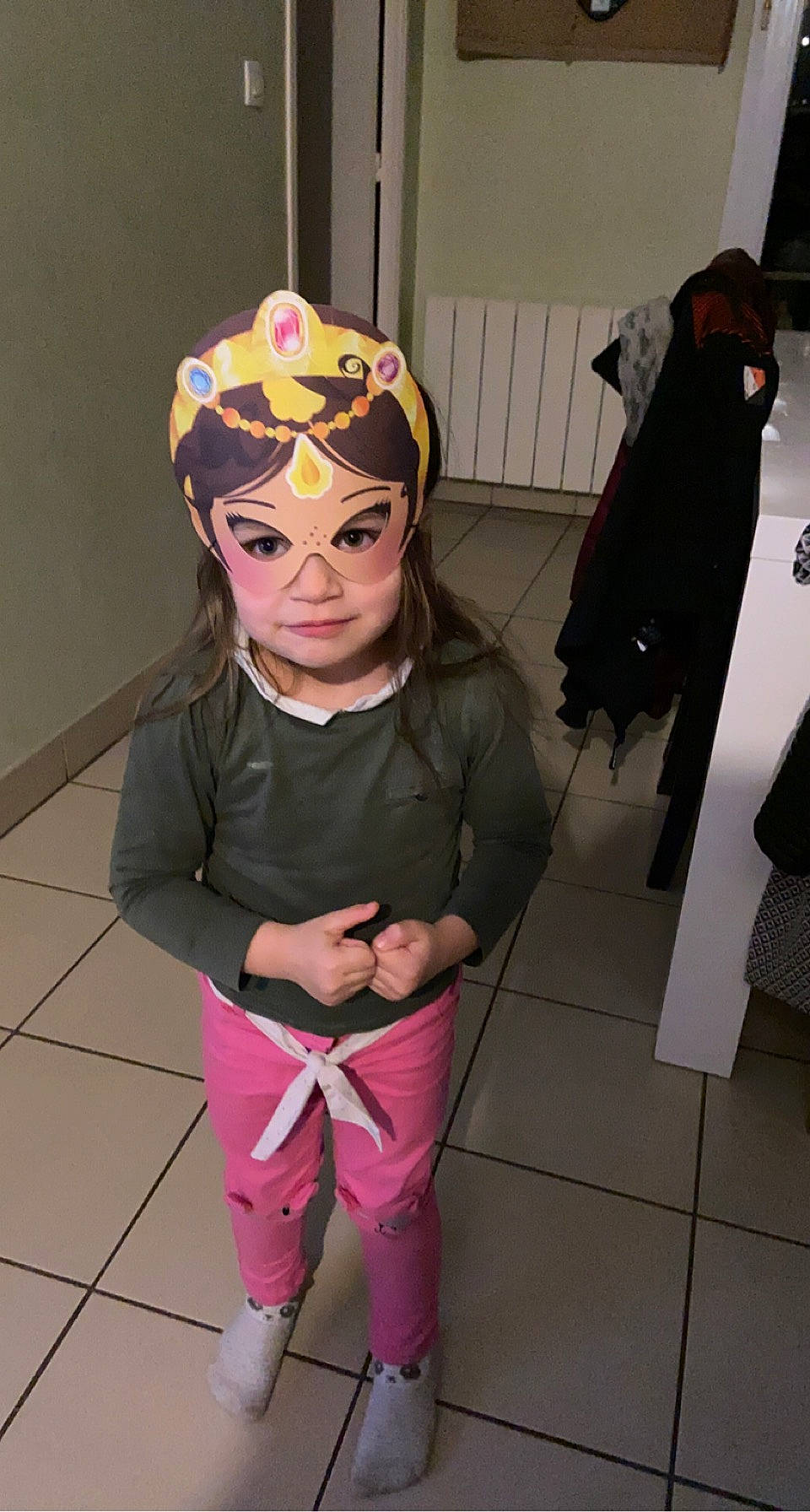 Emy participe au concours pour gagner de l'argent avec cette photo : baby_toddler_clothing, child, costume, costume_hat, event, eyewear, fashion, fashion_accessory, fashion_design, fictional_character, flooring, fun, headpiece, magenta, mask, masque, person, personal_protective_equipment, pink, purple