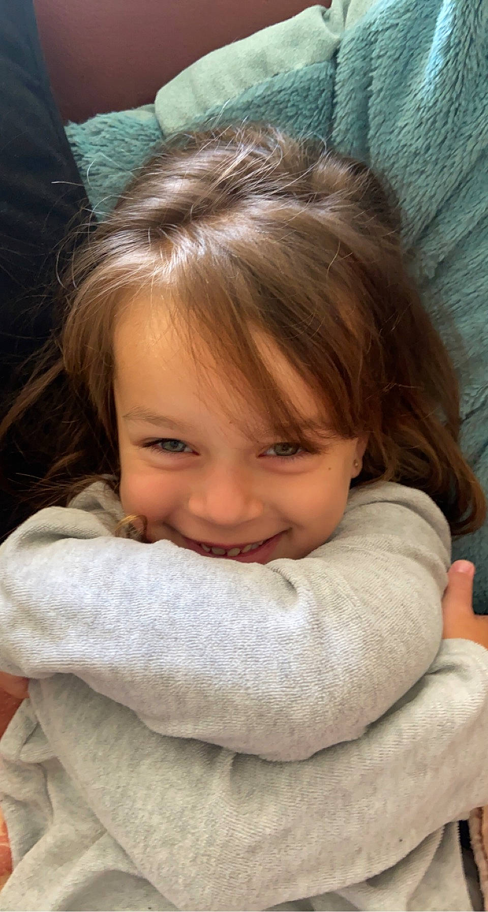 Emy participe au concours pour gagner de l'argent avec cette photo : cheek, child, chin, cool, eye, eyebrow, eyelash, face, gesture, grass, happy, iris, joy, lip, mouth, neck, nose, person, skin, sleeve