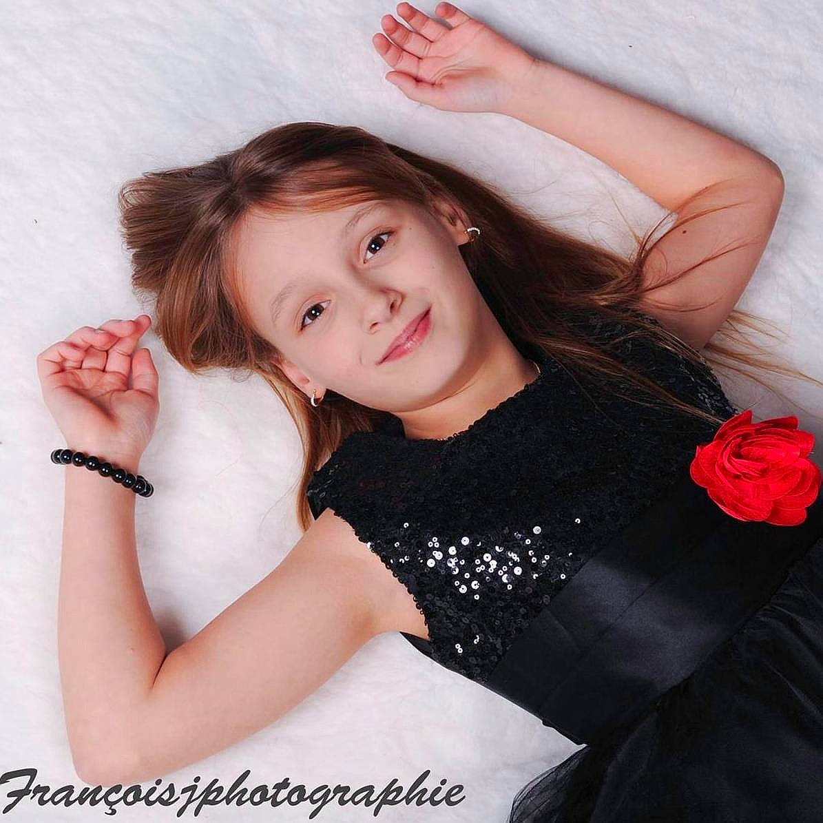 Shannon participe au concours pour gagner de l'argent avec cette photo : arm, beauty, black_hair, brown_hair, dress, fashion_accessory, finger, flower, gesture, hand, joy, lady, lip, long_hair, model, person, petal, photo_shoot, photography, plant