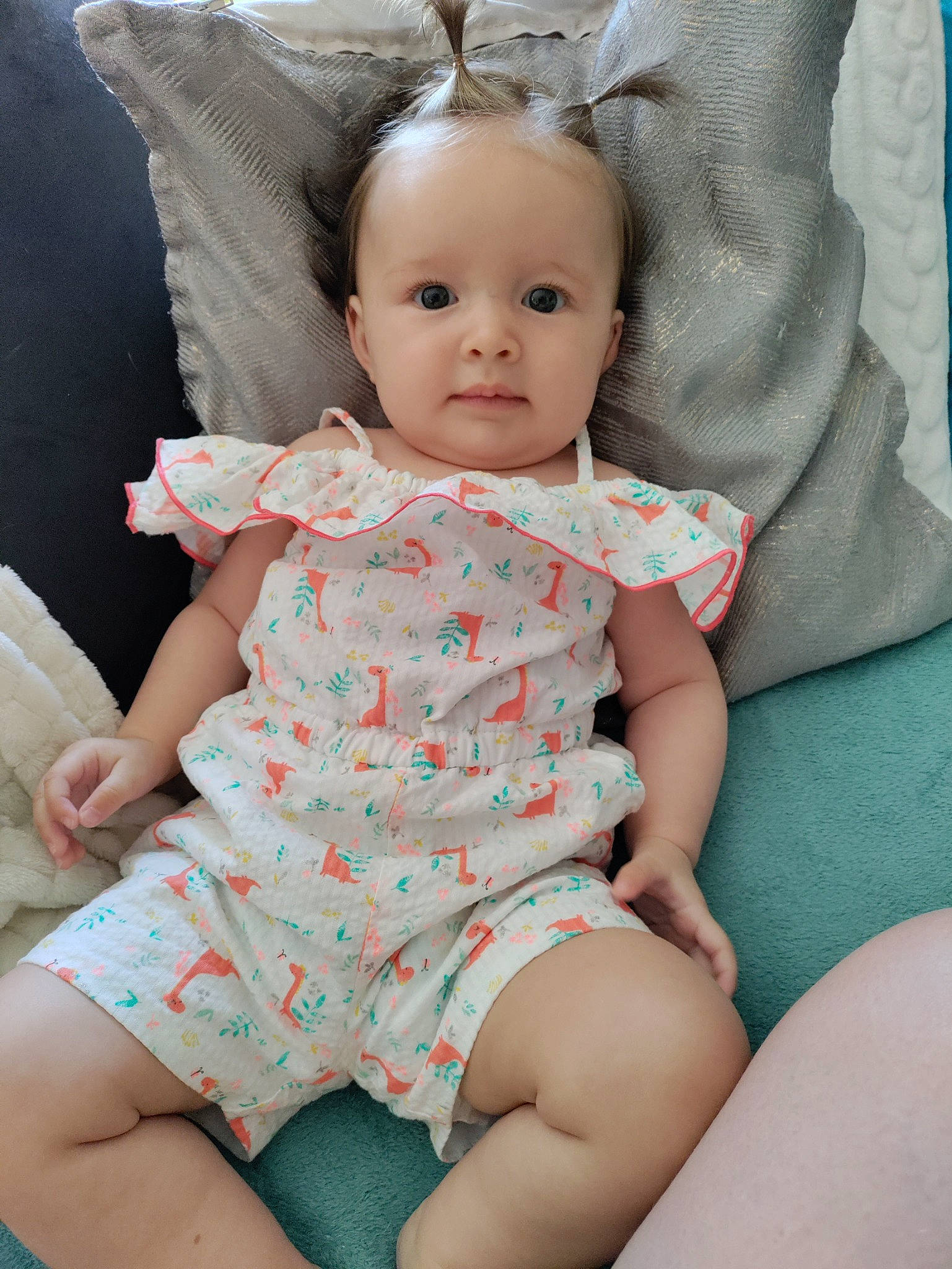 Judy a rejoint le concours — aidez-le/la à gagner de superbes lots ! baby_toddler_clothing, cheek, clothing, comfort, eye, face, facial_expression, hair, hairstyle, hand, head, human, lip, mouth, neck, organ, person, product, shoulder, skin