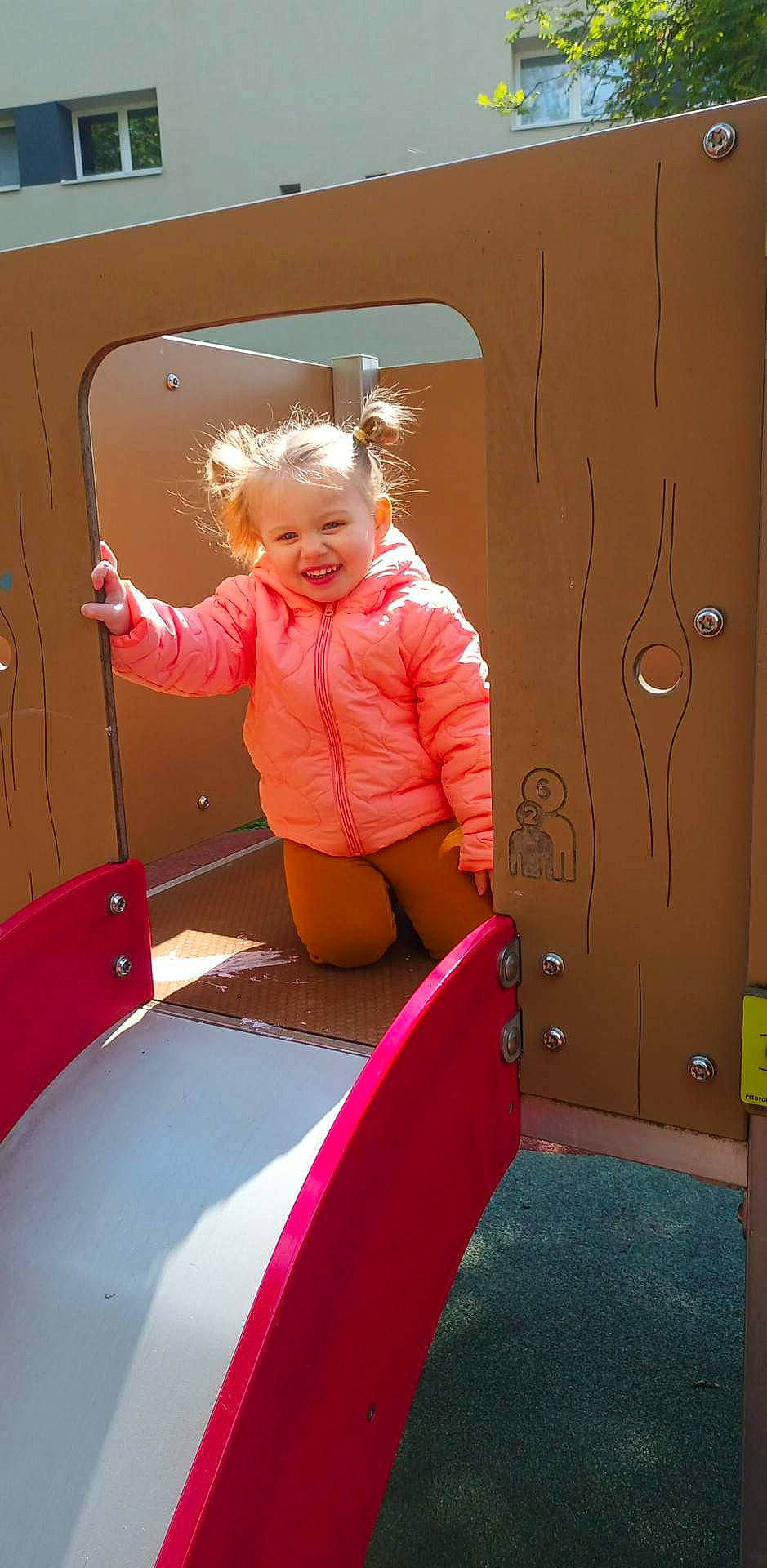 Mya participe au concours pour gagner de l'argent avec cette photo : baby_toddler_clothing, child, chute, comfort, fun, happy, jacket, joy, leisure, magenta, outdoor_play_equipment, person, pink, play, playground, playhouse, recreation, room, sleeve, smile