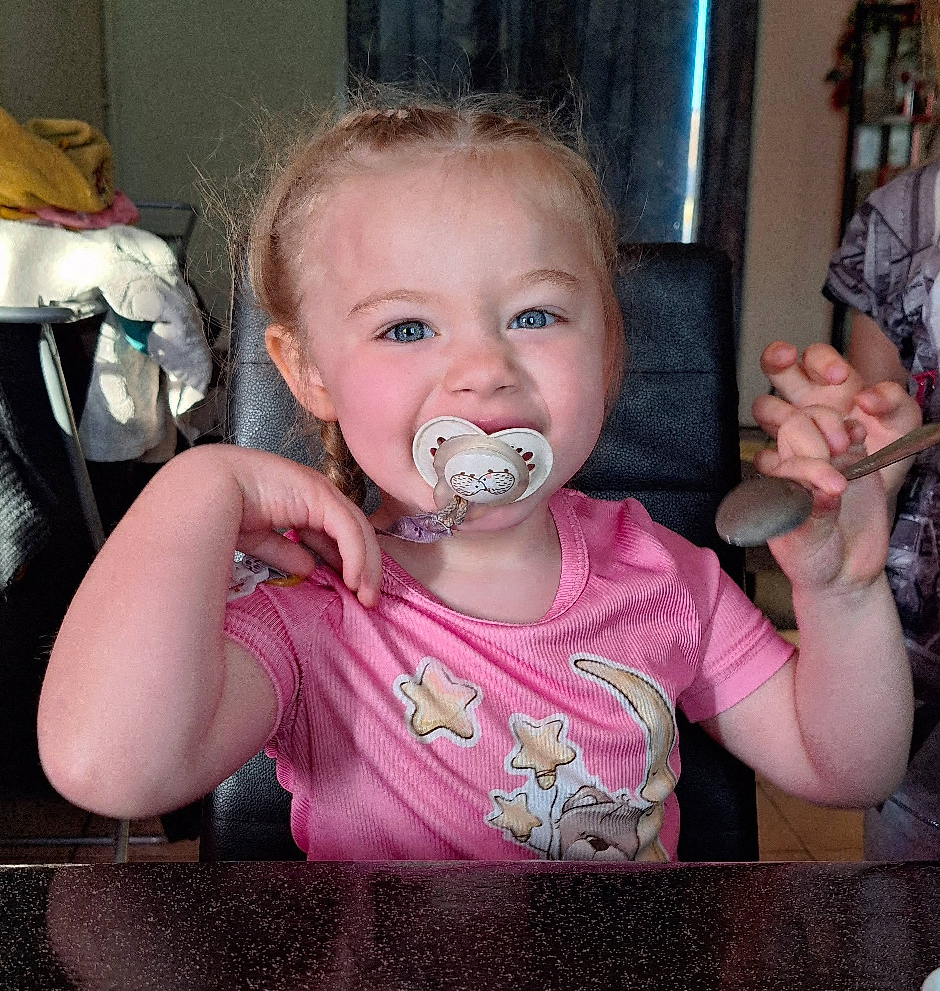 Mya participe au concours pour gagner de l'argent avec cette photo : baby, baby_toddler_clothing, cheek, chin, cool, ear, eyebrow, eyelash, finger, gesture, happy, iris, lip, mouth, nose, person, pink, skin, tableware, toddler