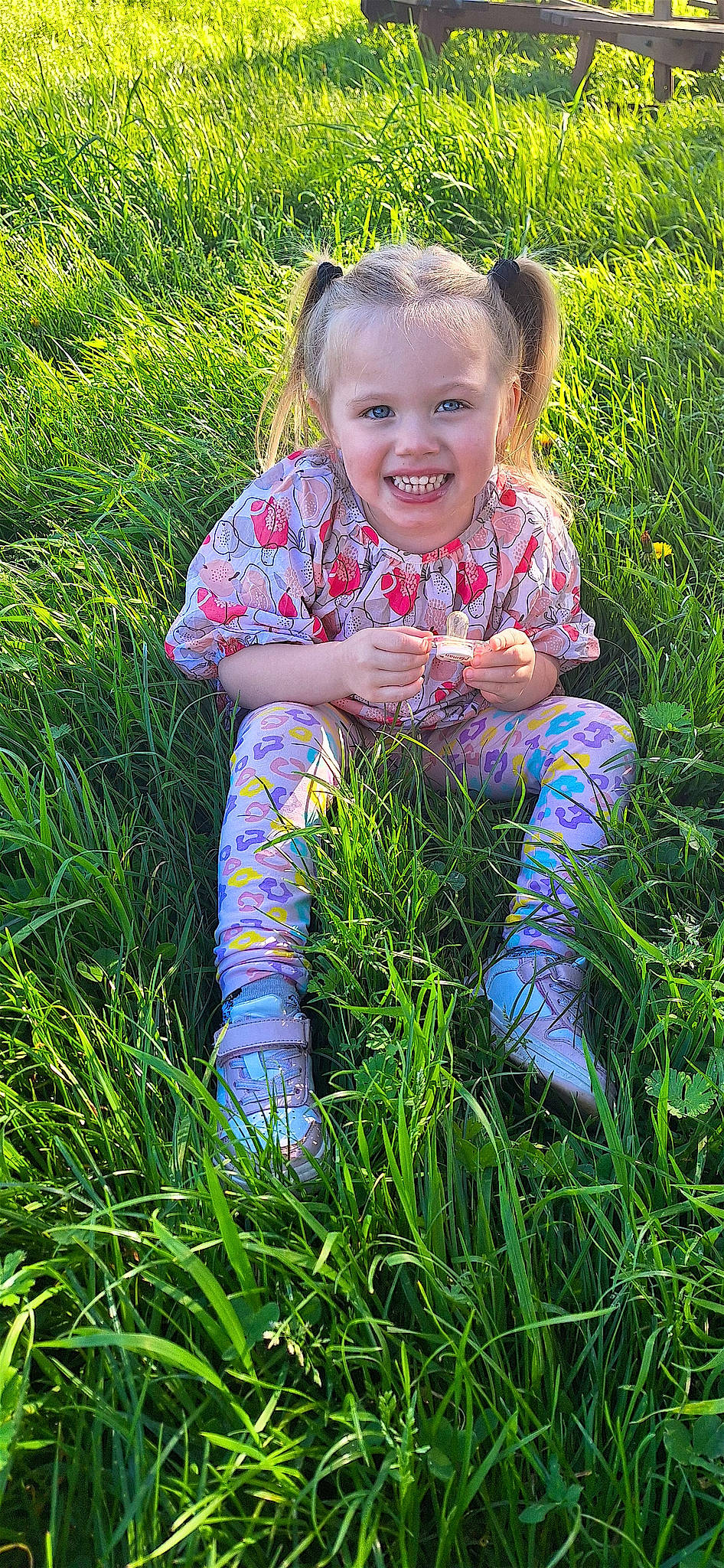 Mya participe au concours pour gagner de l'argent avec cette photo : baby_toddler_clothing, botany, electric_blue, fun, grass, grass_family, grassland, groundcover, happy, joy, lawn, leaf, meadow, people_in_nature, person, plant, prairie, purple, smile, summer