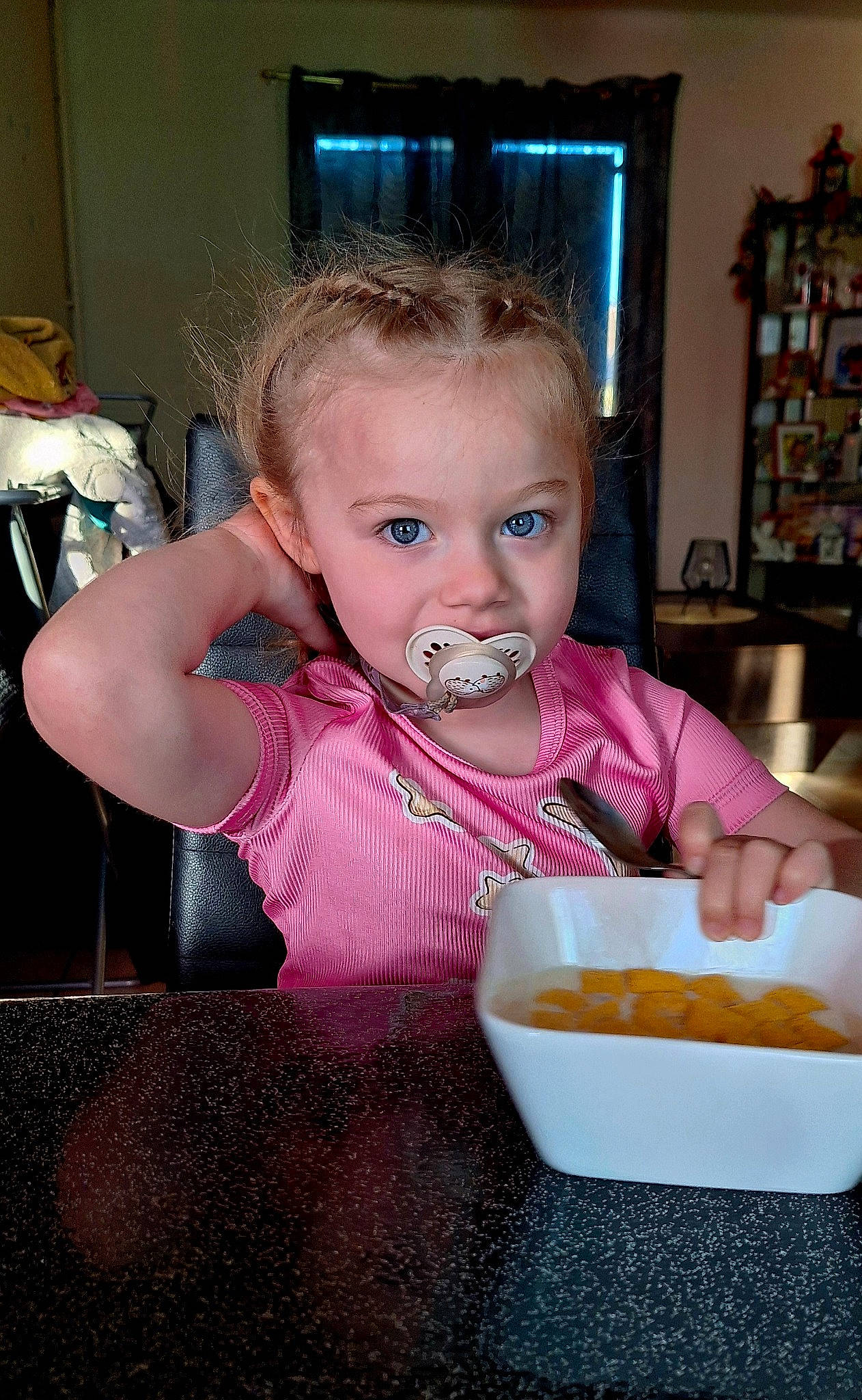 Mya participe au concours pour gagner de l'argent avec cette photo : baby, baby_playing_with_food, baby_toddler_clothing, bowl, cheek, comfort_food, cooking, cuisine, dish, dishware, drinkware, food, food_craving, ingredient, person, recipe, shelf, sweetness, table, tableware