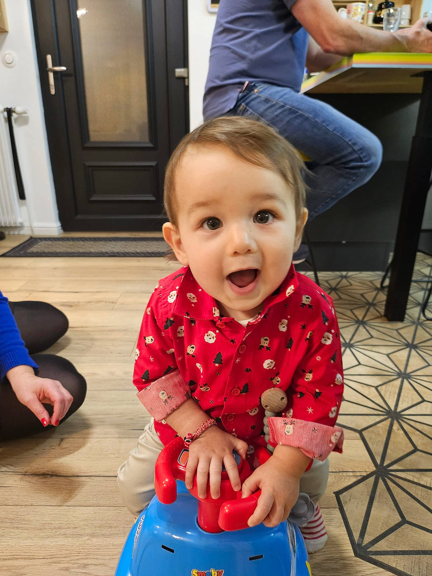 Loris a rejoint le concours — aidez-le/la à gagner de superbes lots ! baby, baby_toddler_clothing, blue, child, door, electric_blue, event, floor, flooring, fun, hairstyle, happy, joint, person, sitting, skin, sleeve, smile, standing, surprise