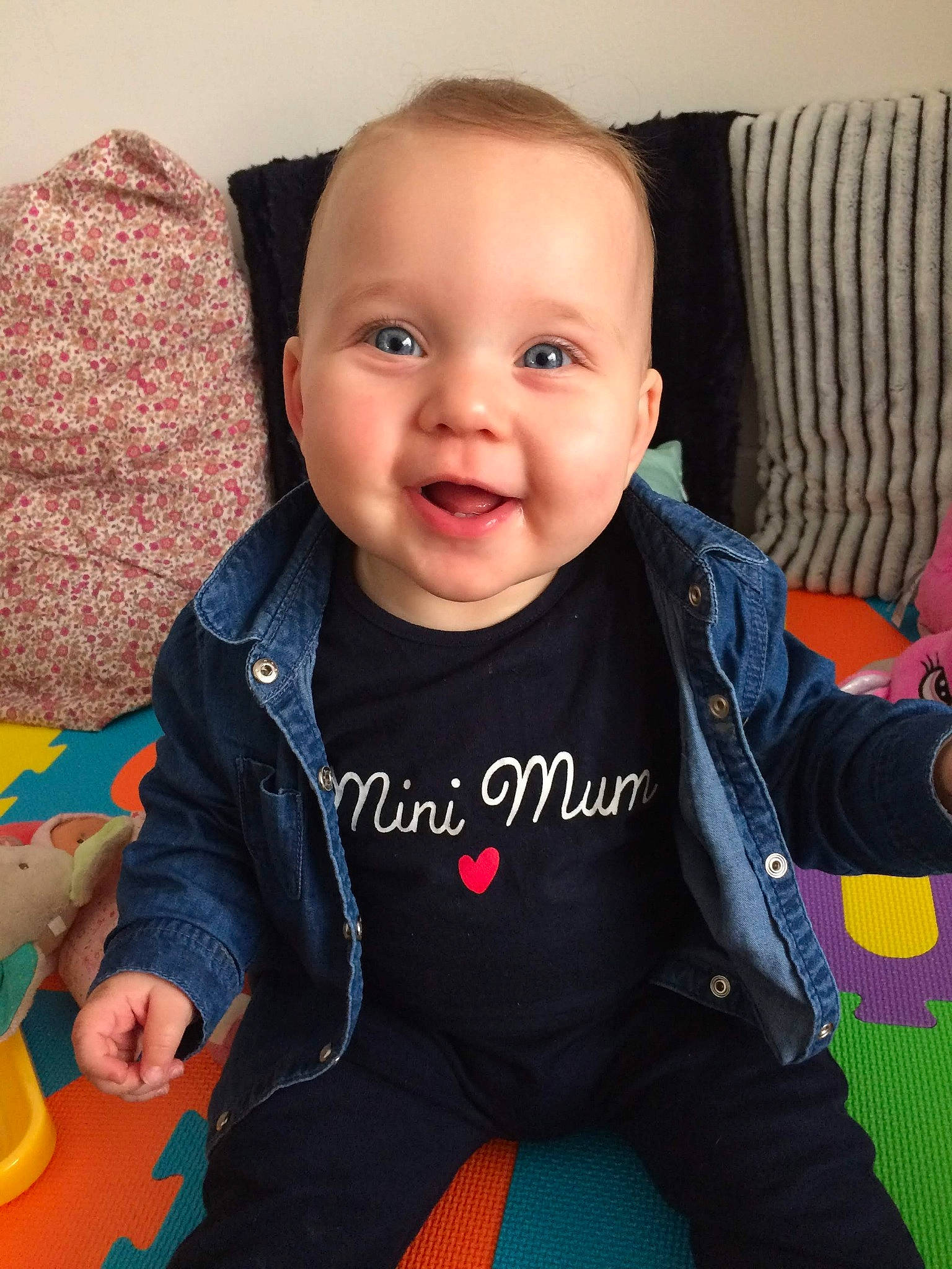 Callie participe au concours pour gagner de l'argent avec cette photo : arm, baby, beauty, cheek, child, cool, eye, face, facial_expression, forehead, head, lip, nose, outerwear, people, person, product, sitting, skin, smile