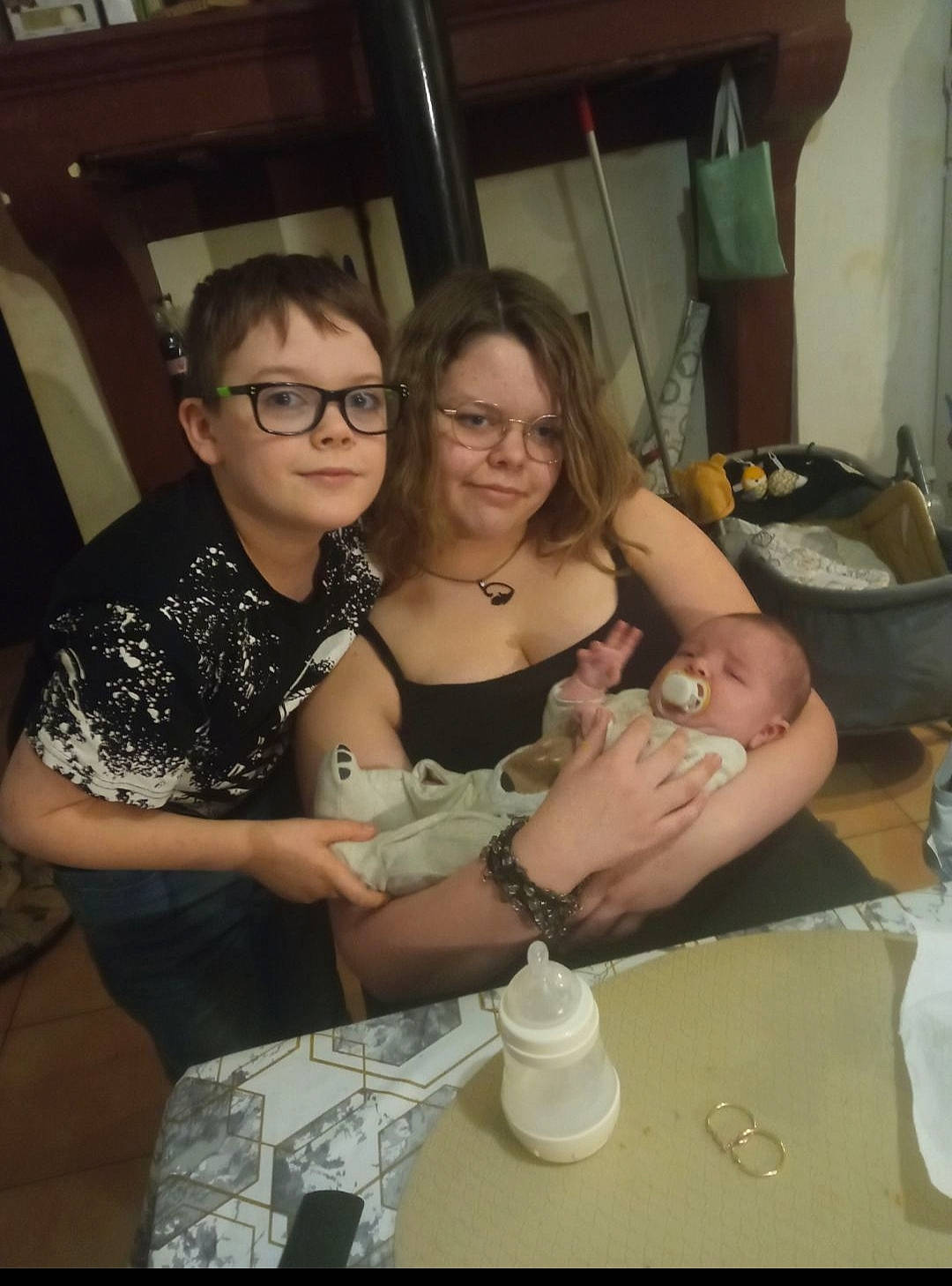 Coddy participe au concours pour gagner de l'argent avec cette photo : abdomen, art, baby, child, event, eyewear, fun, glasses, jewellery, joy, necklace, person, room, serveware, smile, t_shirt, table, tableware, thigh, trunk