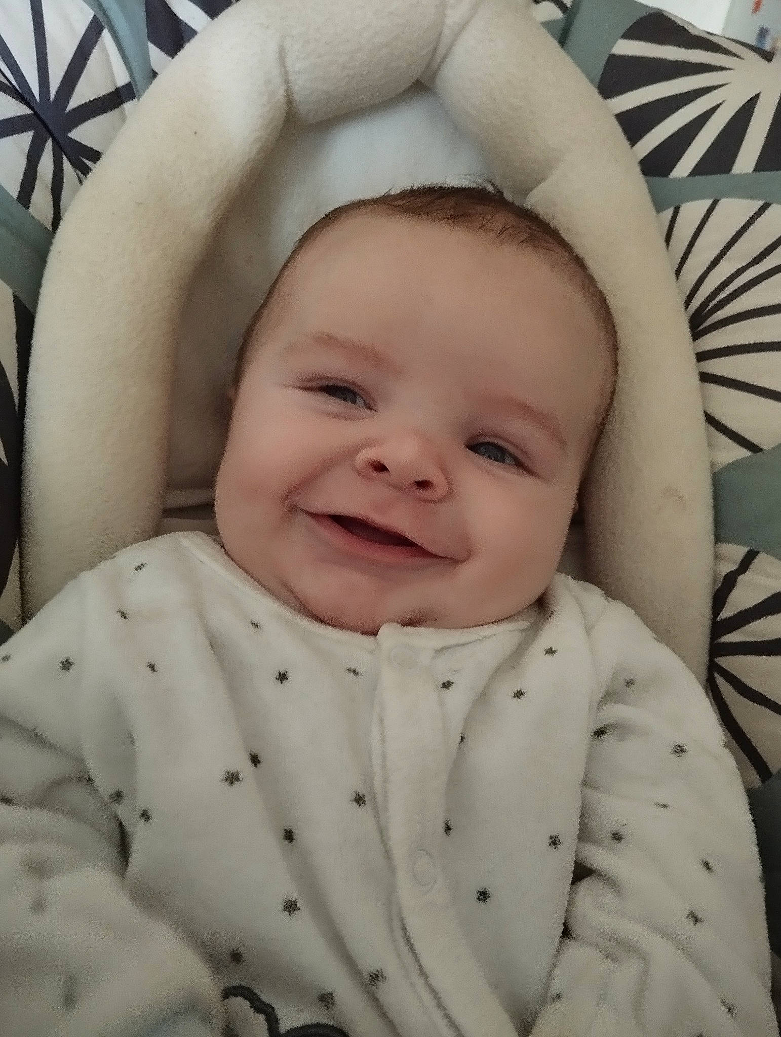 Coddy participe au concours pour gagner de l'argent avec cette photo : baby, baby_toddler_clothing, cheek, child, collar, comfort, eye, eyelash, face, happy, head, joy, linens, lip, nose, pattern, person, skin, sleeve, smile