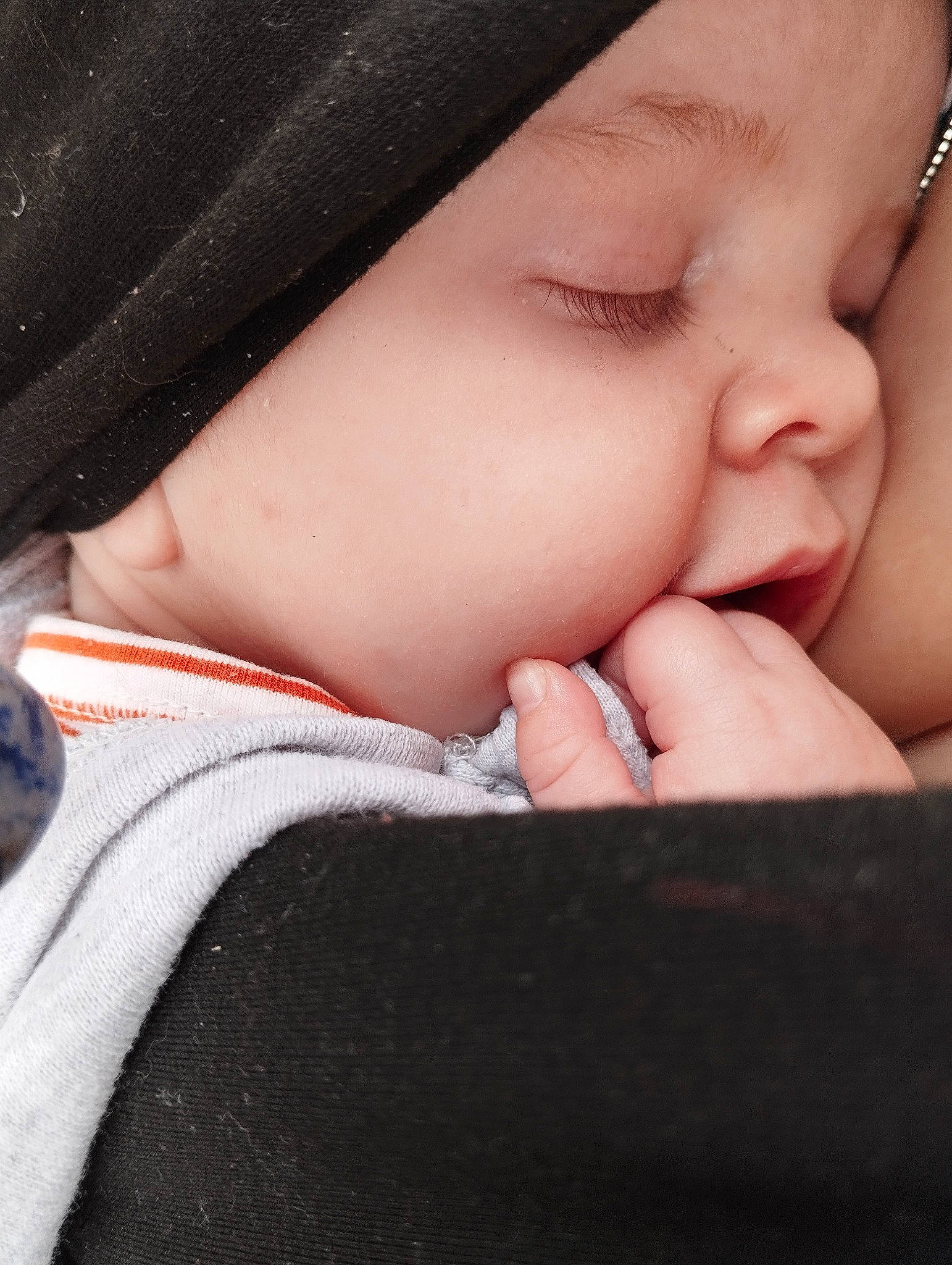 Coddy a rejoint le concours — aidez-le/la à gagner de superbes lots ! baby, baby_sleeping, cap, cheek, child, chin, comfort, eyebrow, eyelash, finger, gesture, happy, headwear, lip, mouth, nail, nose, person, skin, sleeve