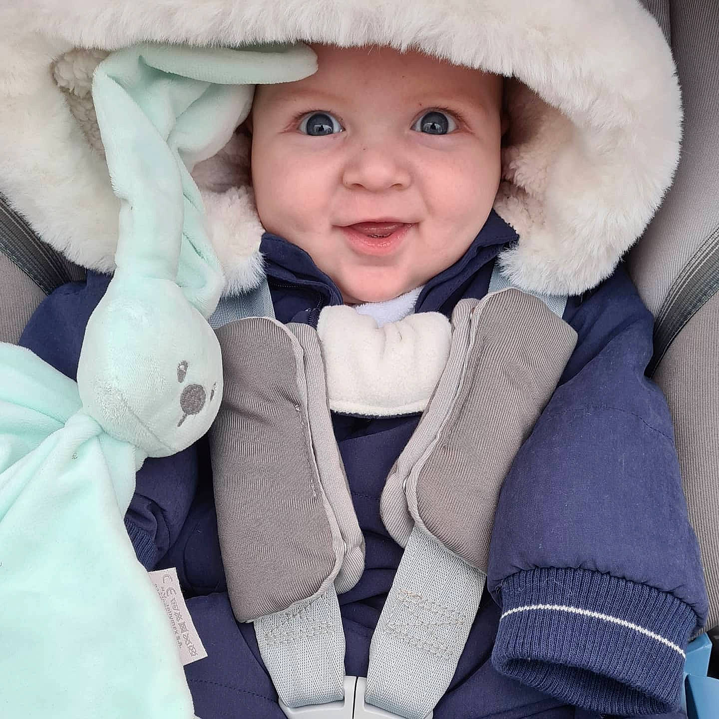 Wilo a rejoint le concours — aidez-le/la à gagner de superbes lots ! baby, baby_toddler_clothing, cap, cheek, collar, comfort, eye, eyebrow, gesture, happy, head, headgear, headwear, nose, outerwear, person, photograph, skin, sleeve, smile