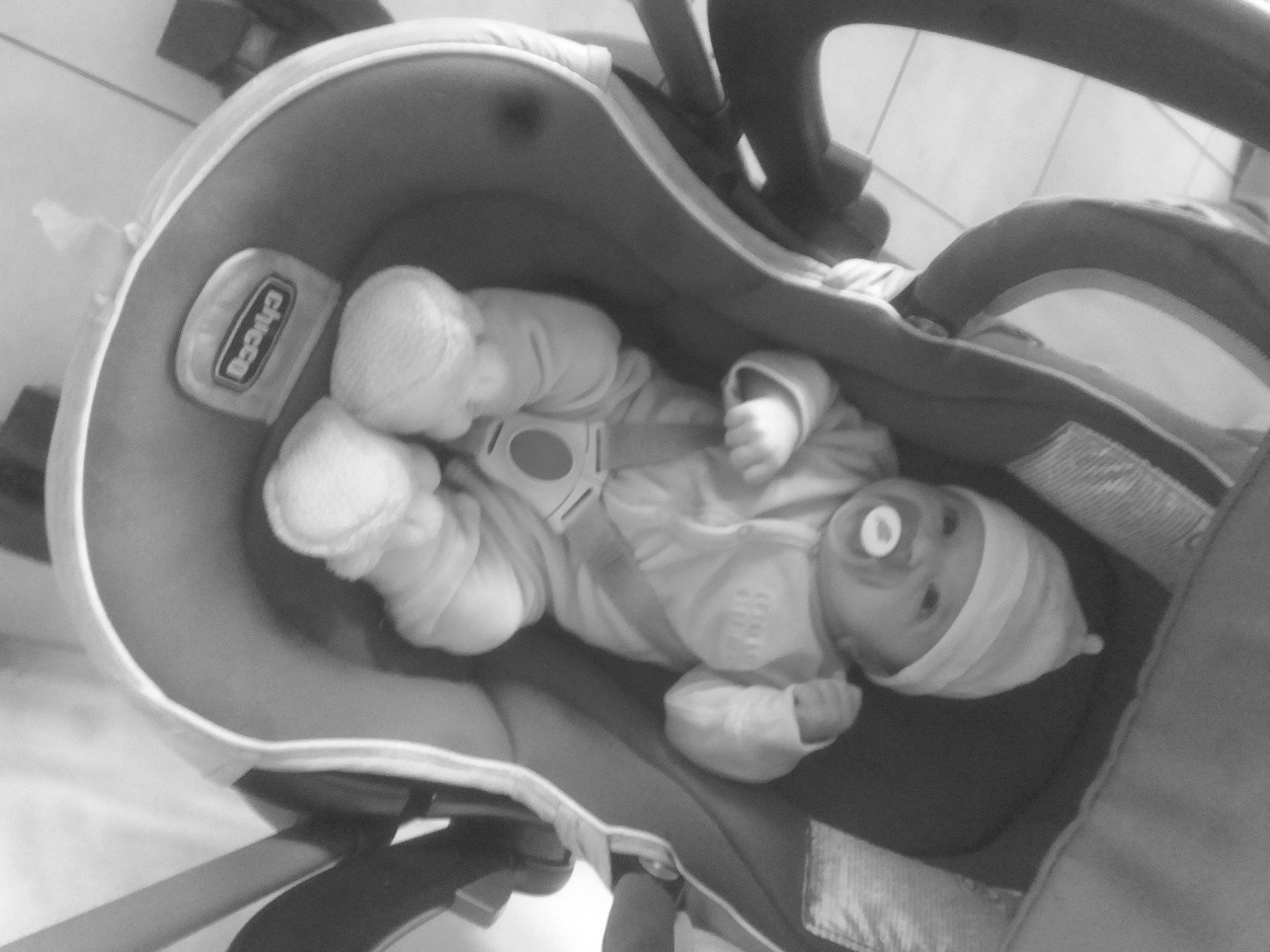 Ynés participe au concours pour gagner de l'argent avec cette photo : auto_part, automotive_wheel_system, baby_carriage, black_and_white, car, car_seat, child, ear, monochrome, monochrome_photography, person, photography, rim, style, vehicle, wheel