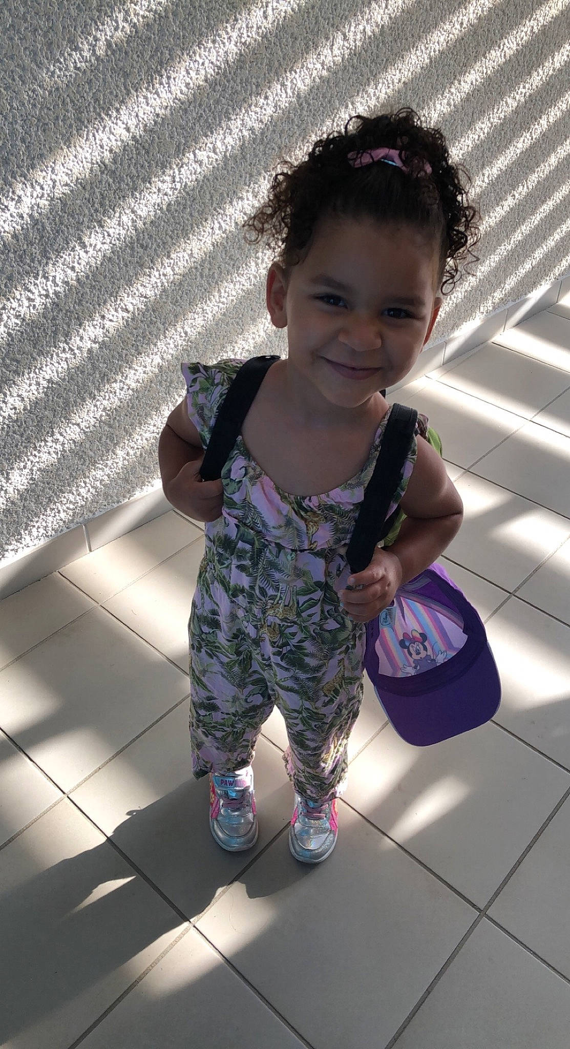 Maïssa participe au concours pour gagner de l'argent avec cette photo : arm, baby_toddler_clothing, cool, fashion, finger, fun, happy, human_body, human_leg, joint, joy, knee, leg, person, sleeve, smile, sneakers, standing, thigh, thumb