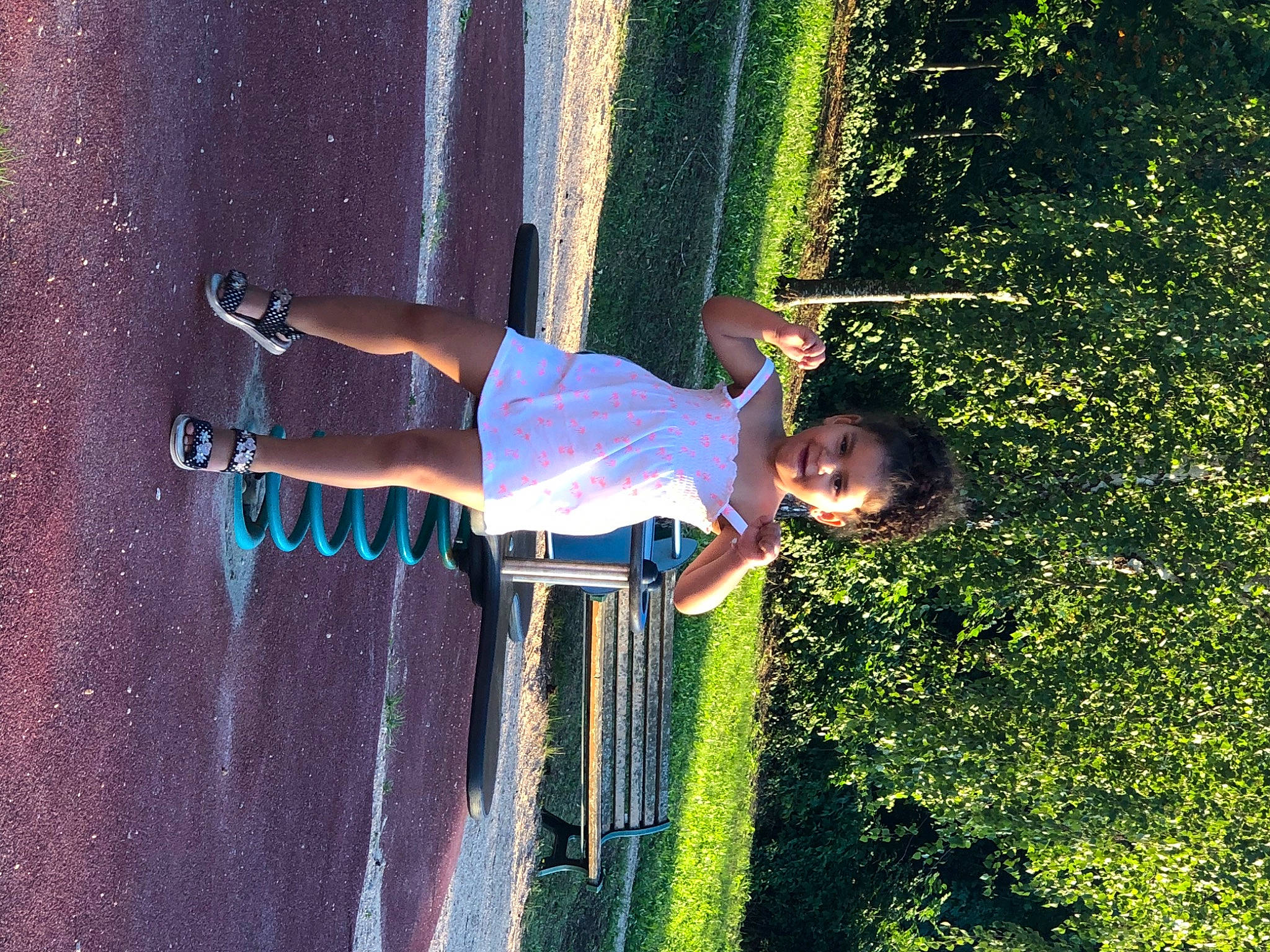 Maïssa participe au concours pour gagner de l'argent avec cette photo : arm, elbow, electric_blue, fun, grass, green, happy, human_body, human_leg, joy, knee, leg, leisure, people_in_nature, person, plant, recreation, shadow, sports, tree