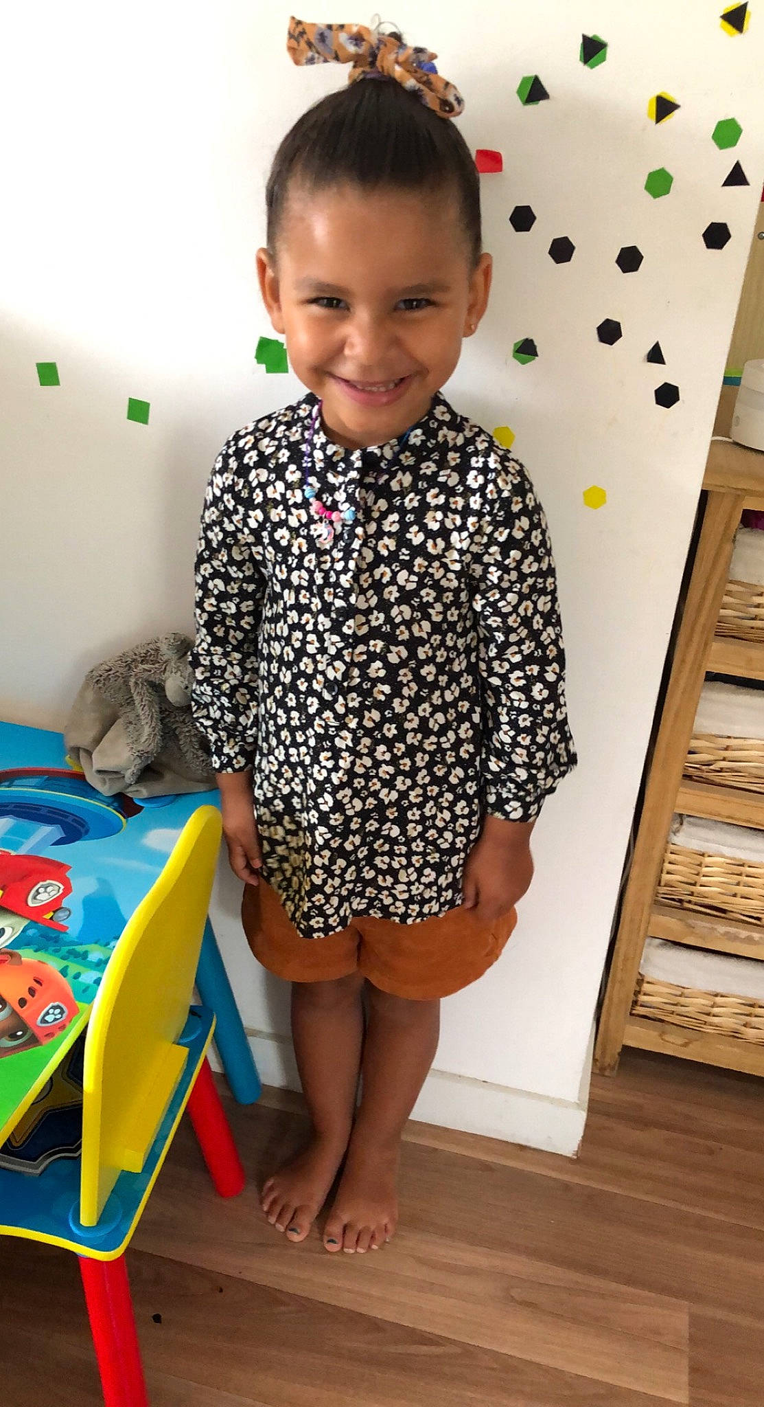 Maïssa a rejoint le concours — aidez-le/la à gagner de superbes lots ! baby_toddler_clothing, barefoot, child, fashion_design, flooring, fun, green, happy, joy, leisure, pattern, person, play, polka_dot, room, sitting, sleeve, smile, t_shirt, toddler