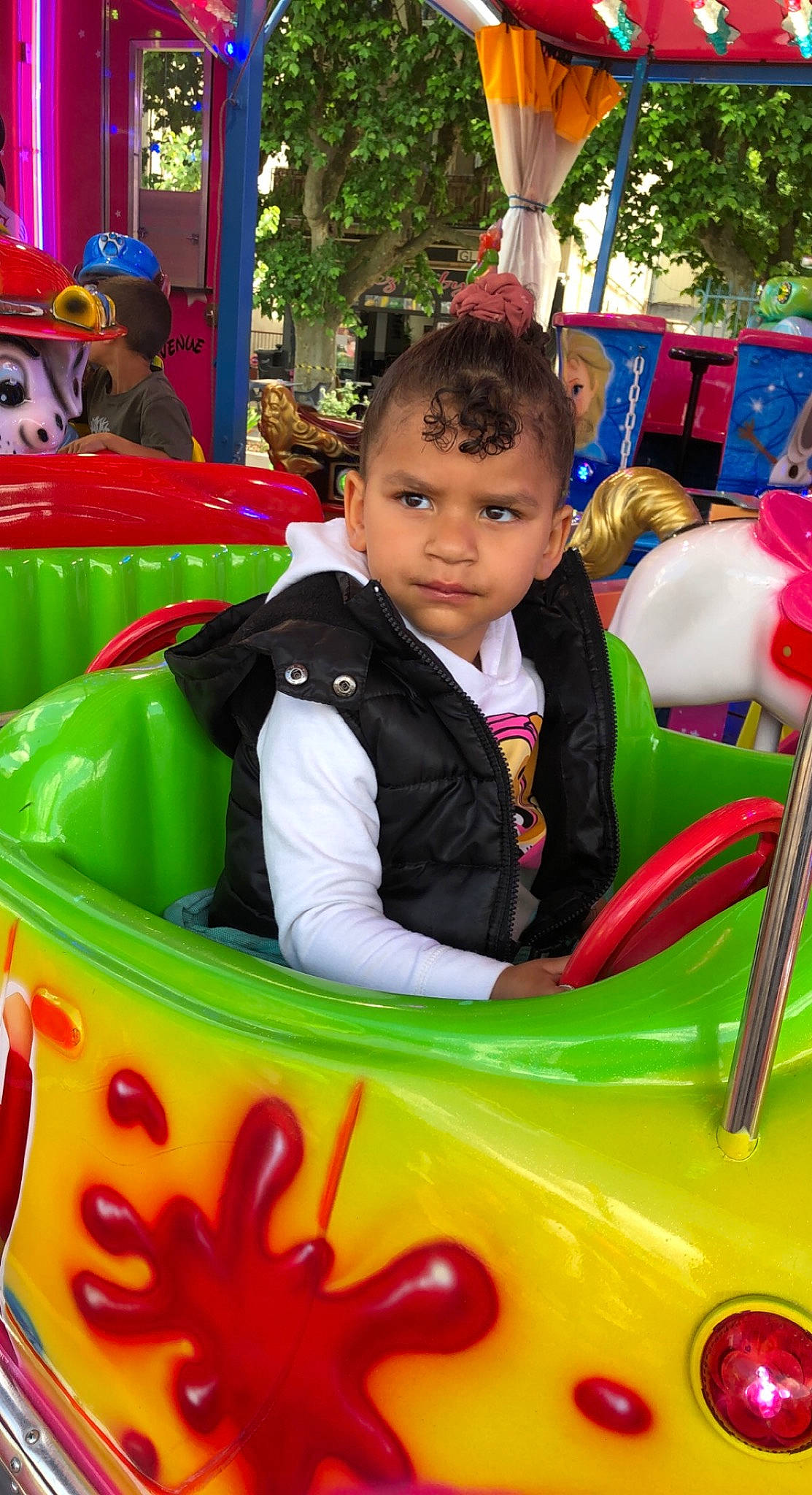 Maïssa a rejoint le concours — aidez-le/la à gagner de superbes lots ! amusement_ride, baby, child, event, fun, hat, human_settlement, jacket, leisure, motor_vehicle, nonbuilding_structure, outdoor_recreation, person, photograph, play, playground, public_space, recreation, snapshot, toddler