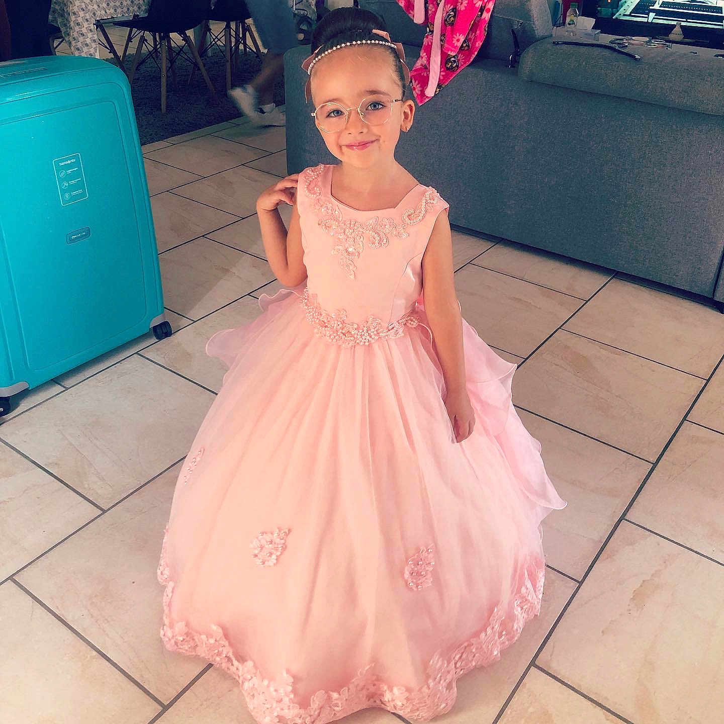 Haize participe au concours pour gagner de l'argent avec cette photo : blackhair, child, clothing, dress, eveningdress, fashion, female, formalwear, girl, gown, hair, lady, person, racket, sitting, sleeve, sport, standing, wedding, weddinggown