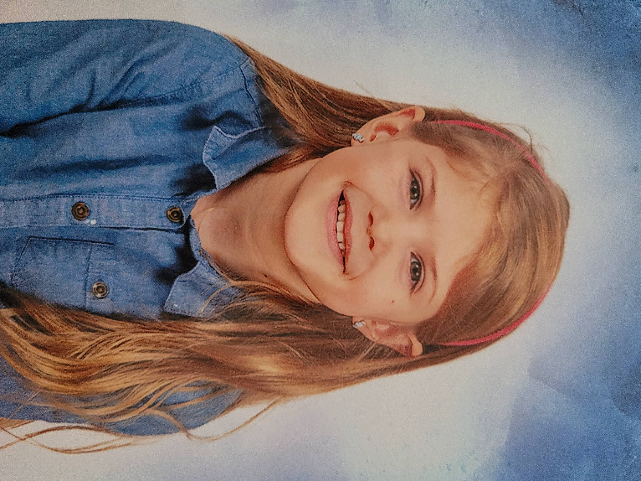 Léanne participe au concours pour gagner de l'argent avec cette photo : azure, cheek, electric_blue, eyebrow, eyelash, flash_photography, hair, happy, iris, jaw, joy, layered_hair, lip, long_hair, makeover, neck, nose, person, skin, sky