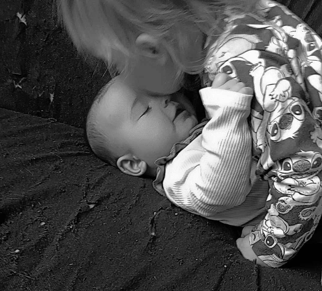 Arya participe au concours pour gagner de l'argent avec cette photo : baby, toddler, child, sleeping, kissing, black_and_white, pajamas, patterned_clothing, cuddle, love, affection, indoor, soft_texture, face, head, close_up, person, family, intimate, resting