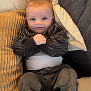 Mezziane a rejoint le concours — aidez-le/la à gagner de superbes lots ! baby, smiling, infant, cushion, blanket, sweater, pants, barefoot, cozy, indoors, child, cute, comfort, soft, resting, happy, portrait, relaxing, home, seated