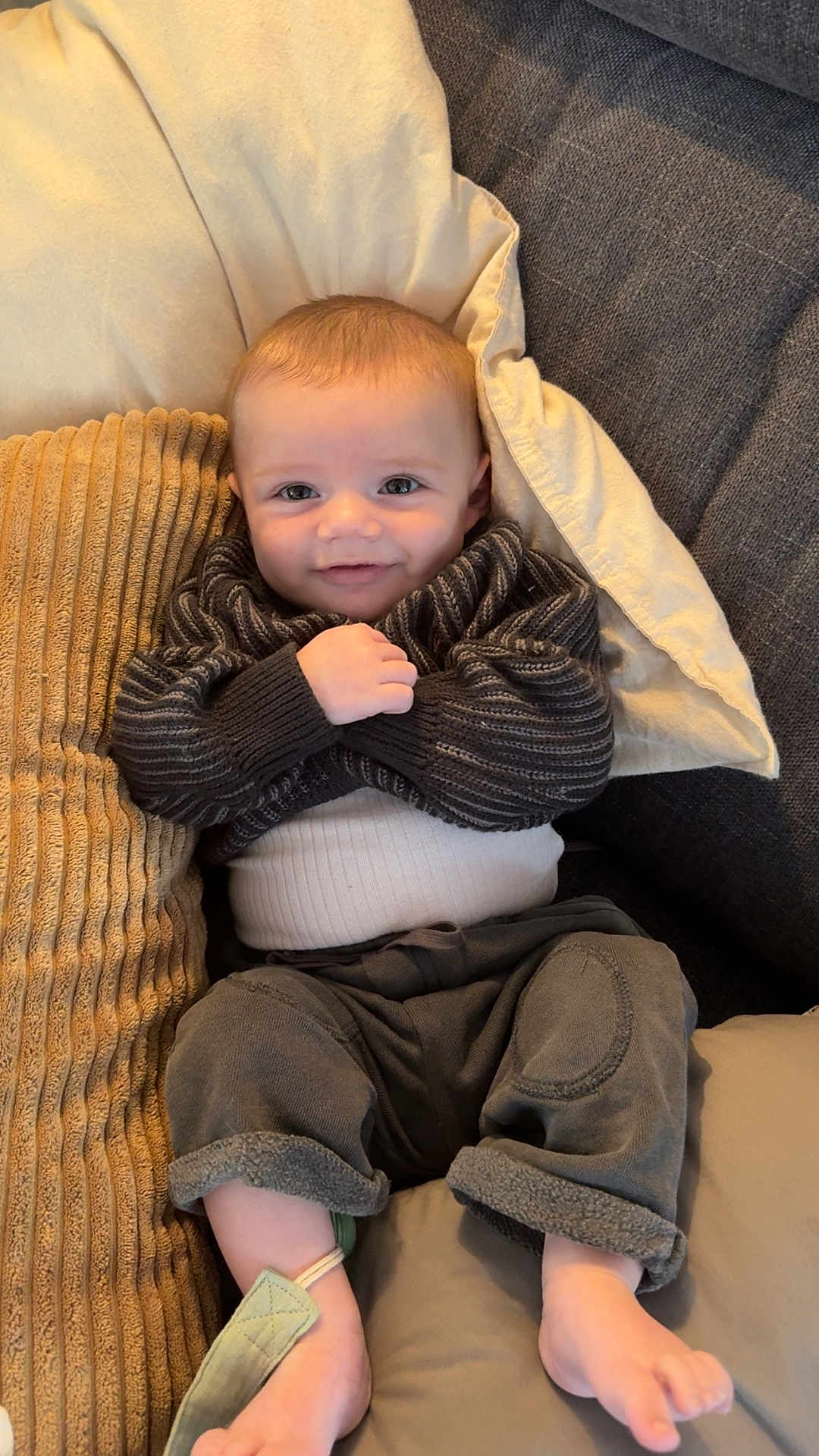 Mezziane a rejoint le concours — aidez-le/la à gagner de superbes lots ! baby, smiling, infant, cushion, blanket, sweater, pants, barefoot, cozy, indoors, child, cute, comfort, soft, resting, happy, portrait, relaxing, home, seated