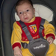 Sacha participe au concours pour gagner de l'argent avec cette photo : baby, baby_seat, babymoov, child, comfortable, cozy, curious_expression, cute, face, footwear, indoor, infant, person, portrait, red_clothing, seated, soft_lighting, straps, yellow_clothing, young_child