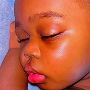 Bonheur a rejoint le concours — aidez-le/la à gagner de superbes lots ! baby, sleeping, close_up, face, skin, arm, peaceful, plump_lips, eyelashes, child, resting, soft_background, smooth_skin, young, portrait, relaxation, cuteness, infant, calm, sleep