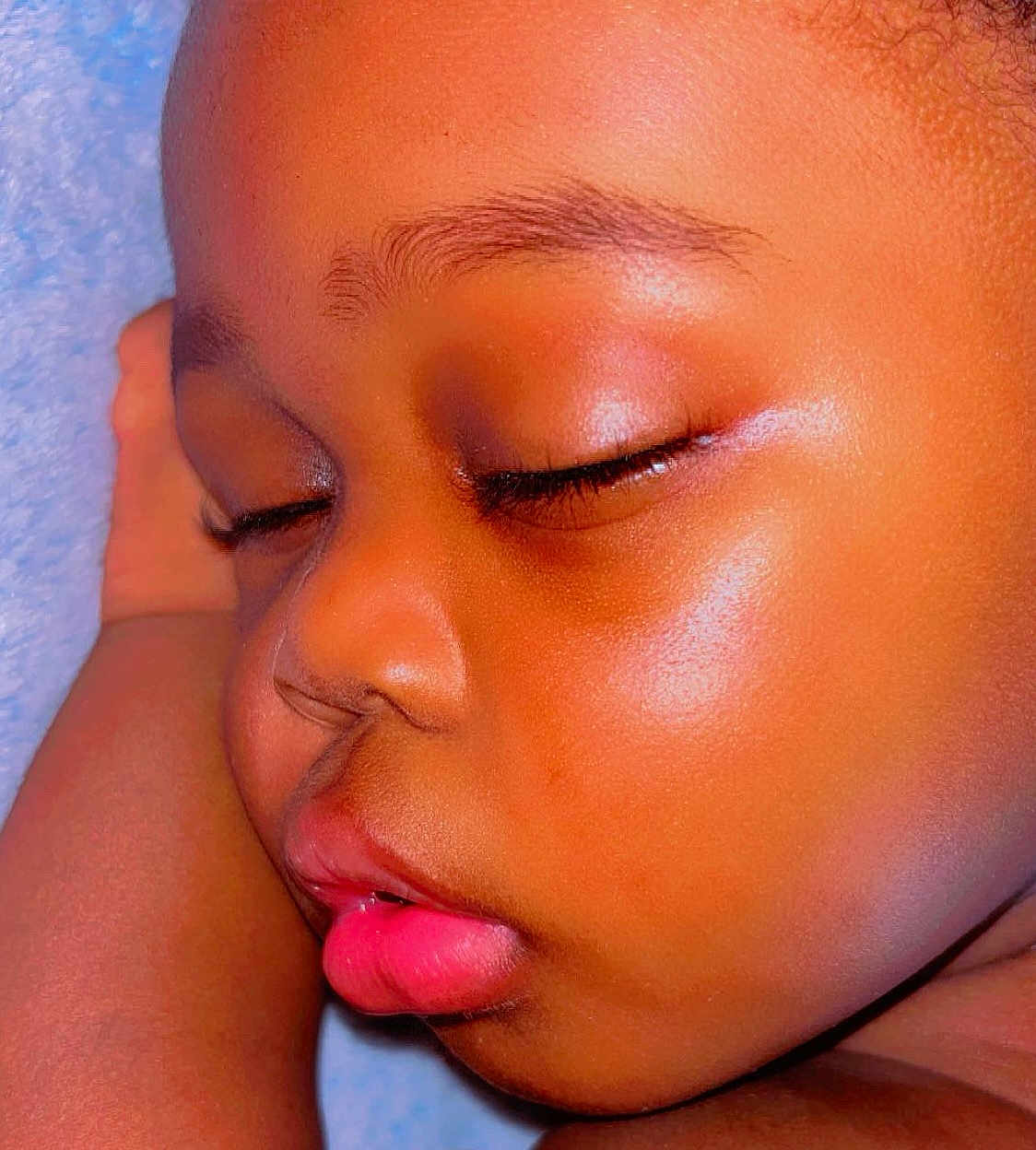 Bonheur a rejoint le concours — aidez-le/la à gagner de superbes lots ! baby, sleeping, close_up, face, skin, arm, peaceful, plump_lips, eyelashes, child, resting, soft_background, smooth_skin, young, portrait, relaxation, cuteness, infant, calm, sleep