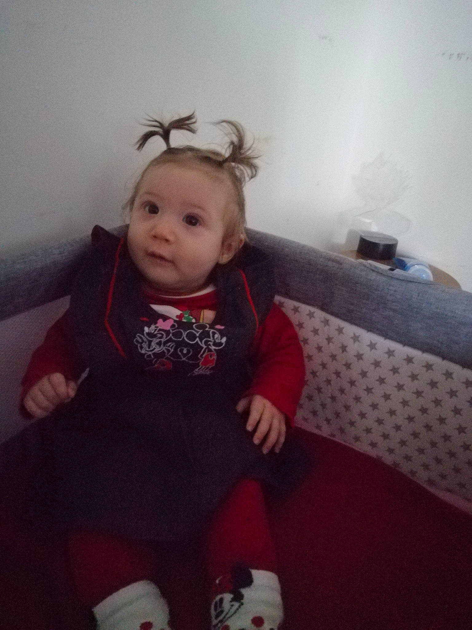 Ely a rejoint le concours — aidez-le/la à gagner de superbes lots ! baby, baby_toddler_clothing, cheek, child, comfort, dress, eye, flooring, fun, hairstyle, head, lap, person, room, sitting, skin, sleeve, sock, standing, toddler