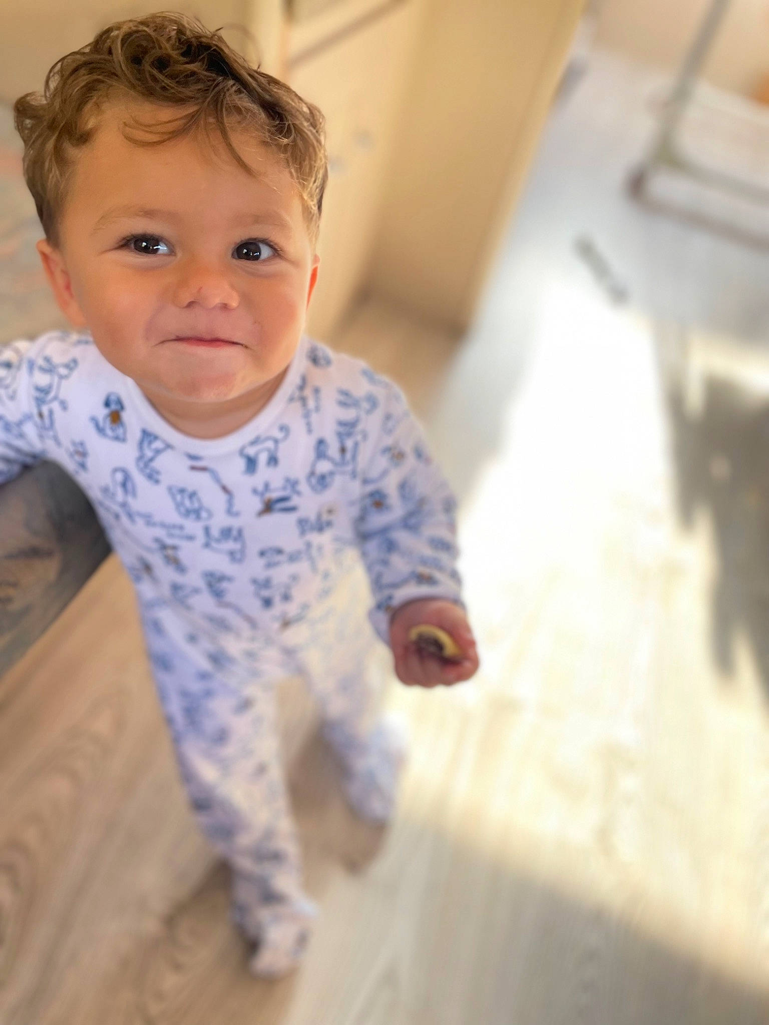 Isaac a rejoint le concours — aidez-le/la à gagner de superbes lots ! baby, baby_toddler_clothing, cheek, child, comfort, crawling, eye, floor, flooring, gesture, hair, happy, hardwood, iris, nose, person, sitting, sleeve, smile, toddler