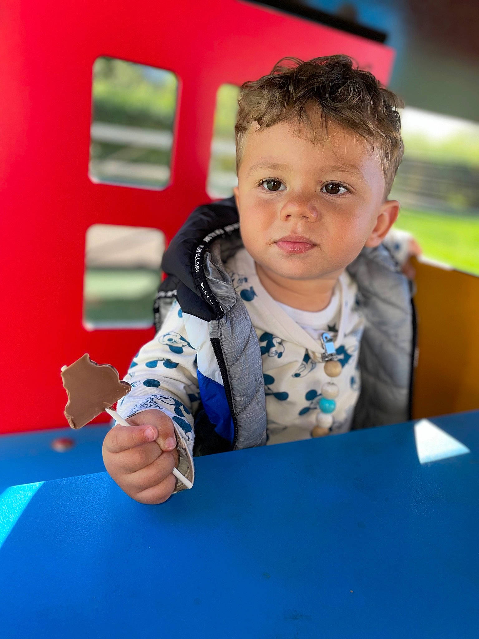 Isaac participe au concours pour gagner de l'argent avec cette photo : baby, baby_toddler_clothing, child, electric_blue, facial_expression, flooring, fun, grass, happy, leisure, person, play, playground, recreation, room, sitting, skin, smile, standing, table