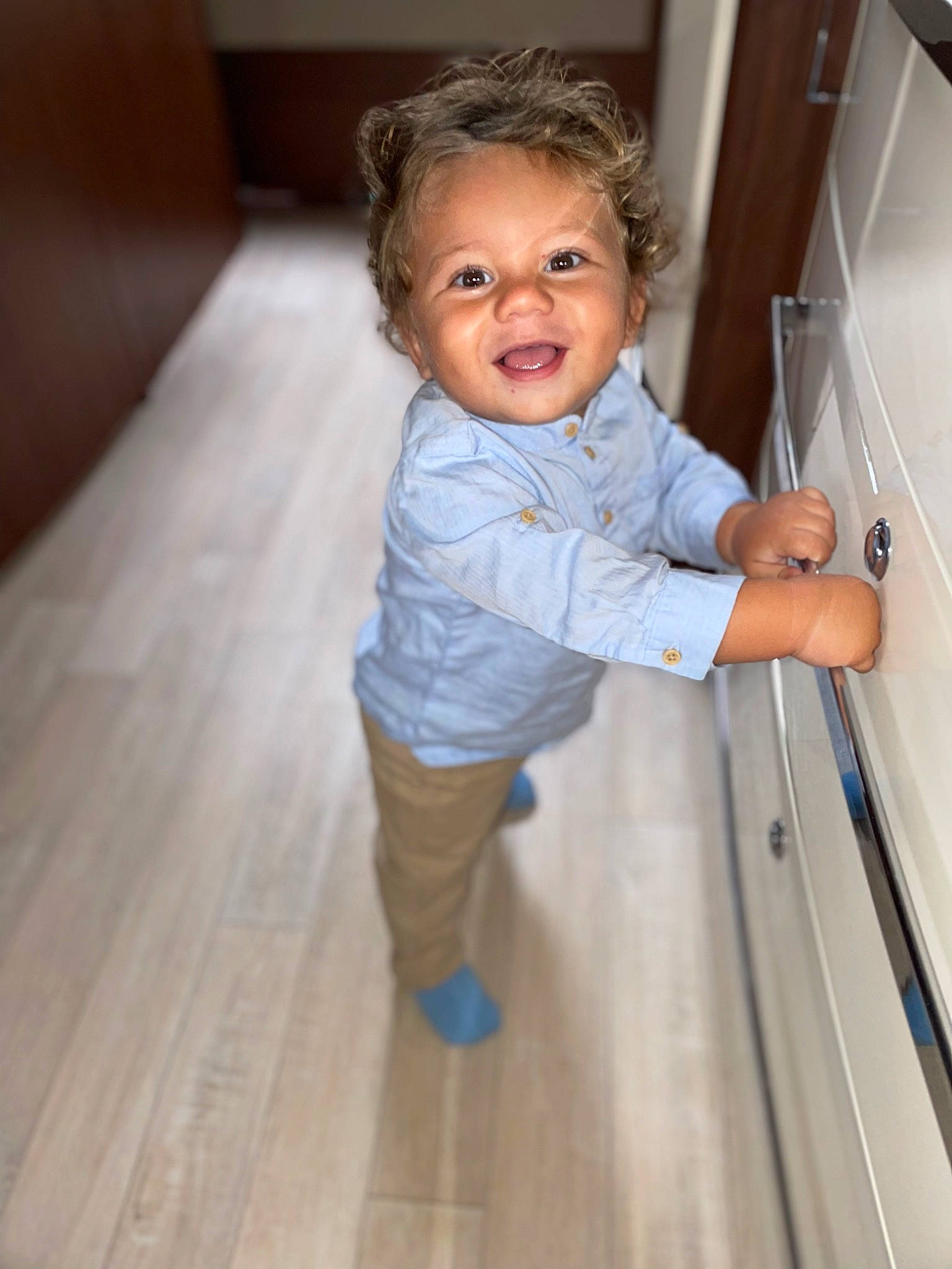Isaac participe au concours pour gagner de l'argent avec cette photo : arm, baby_toddler_clothing, comfort, face, finger, floor, flooring, hand, happy, hardwood, human_body, human_leg, leg, leisure, person, shoulder, smile, thumb, toddler, varnish