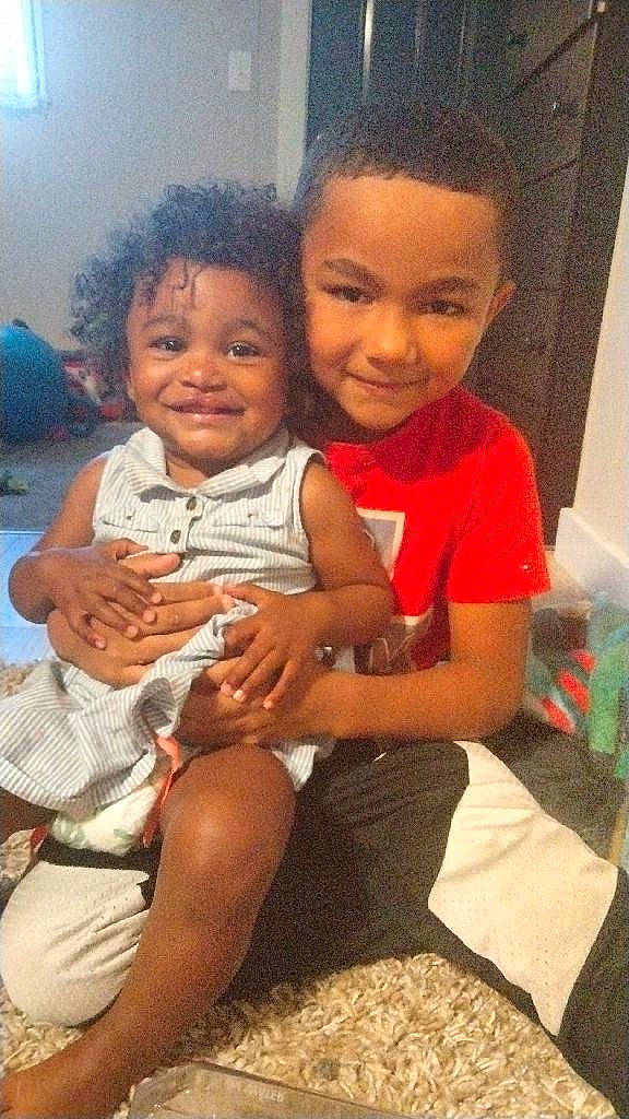 Londen is registered to the contest to win money with this photo: baby, baby_toddler_clothing, cheek, child, event, eye, face, fun, hairstyle, happy, head, human_leg, joy, lap, leg, person, sitting, skin, smile, standing