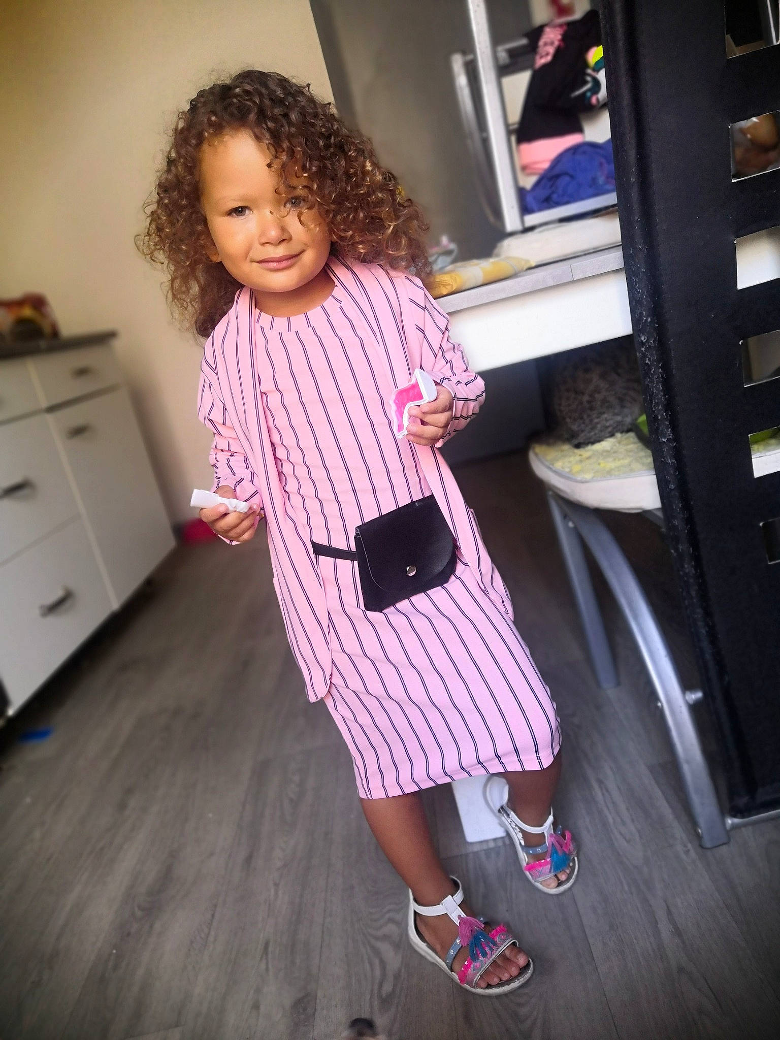 Moana a rejoint le concours — aidez-le/la à gagner de superbes lots ! child, child_model, clothing, footwear, joy, person, pink, room, shoe, standing, toddler