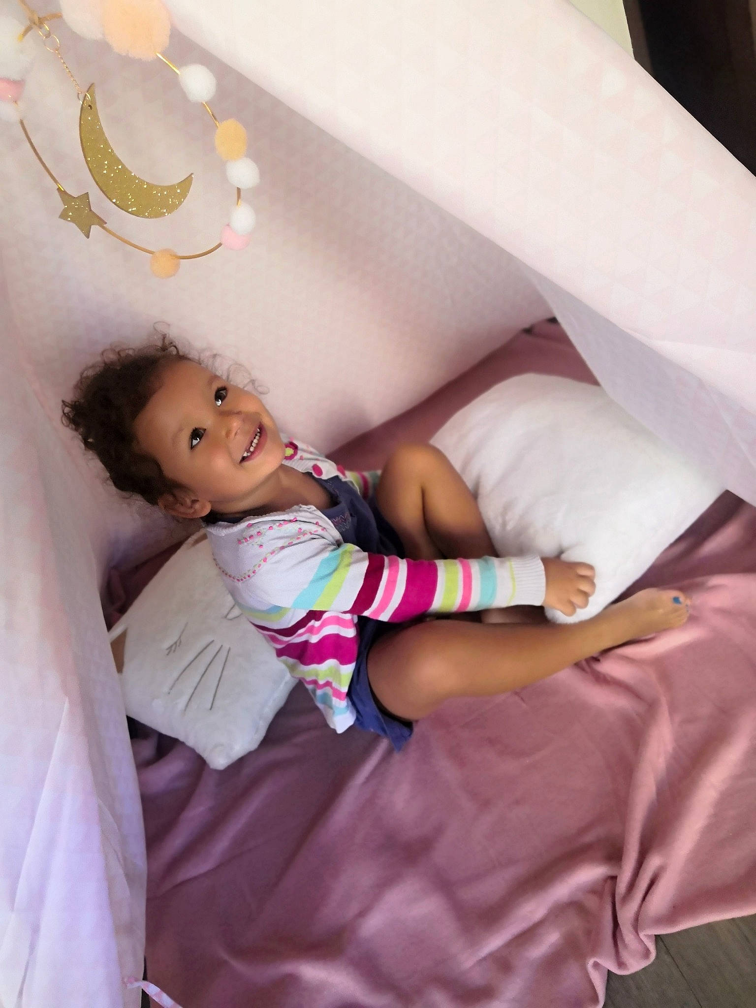 Moana participe au concours pour gagner de l'argent avec cette photo : arm, baby, bed, bedtime, birth, cheek, child, fun, joy, leg, person, pink, room, skin, toddler, vacation